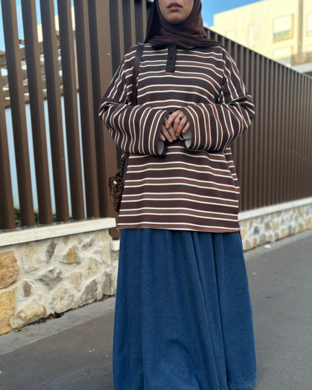 Polo tunique oversize rayé beige et marron, coupe ample et longueur tunique, porté avec une jupe longue pour un look modest fashion élégant