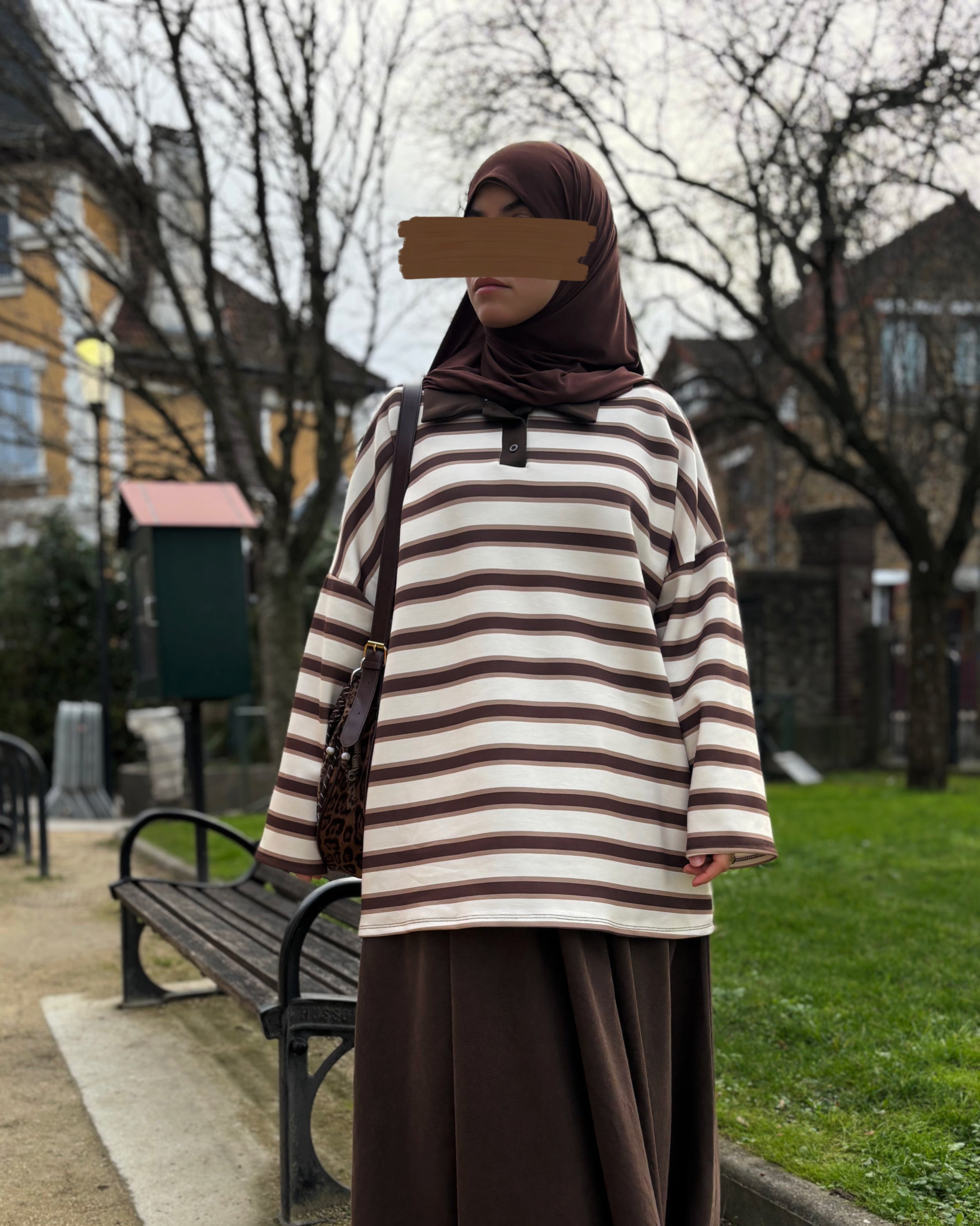 Polo tunique oversize rayé beige et marron vu de profil, coupe ample et tombé fluide pour une tenue modeste