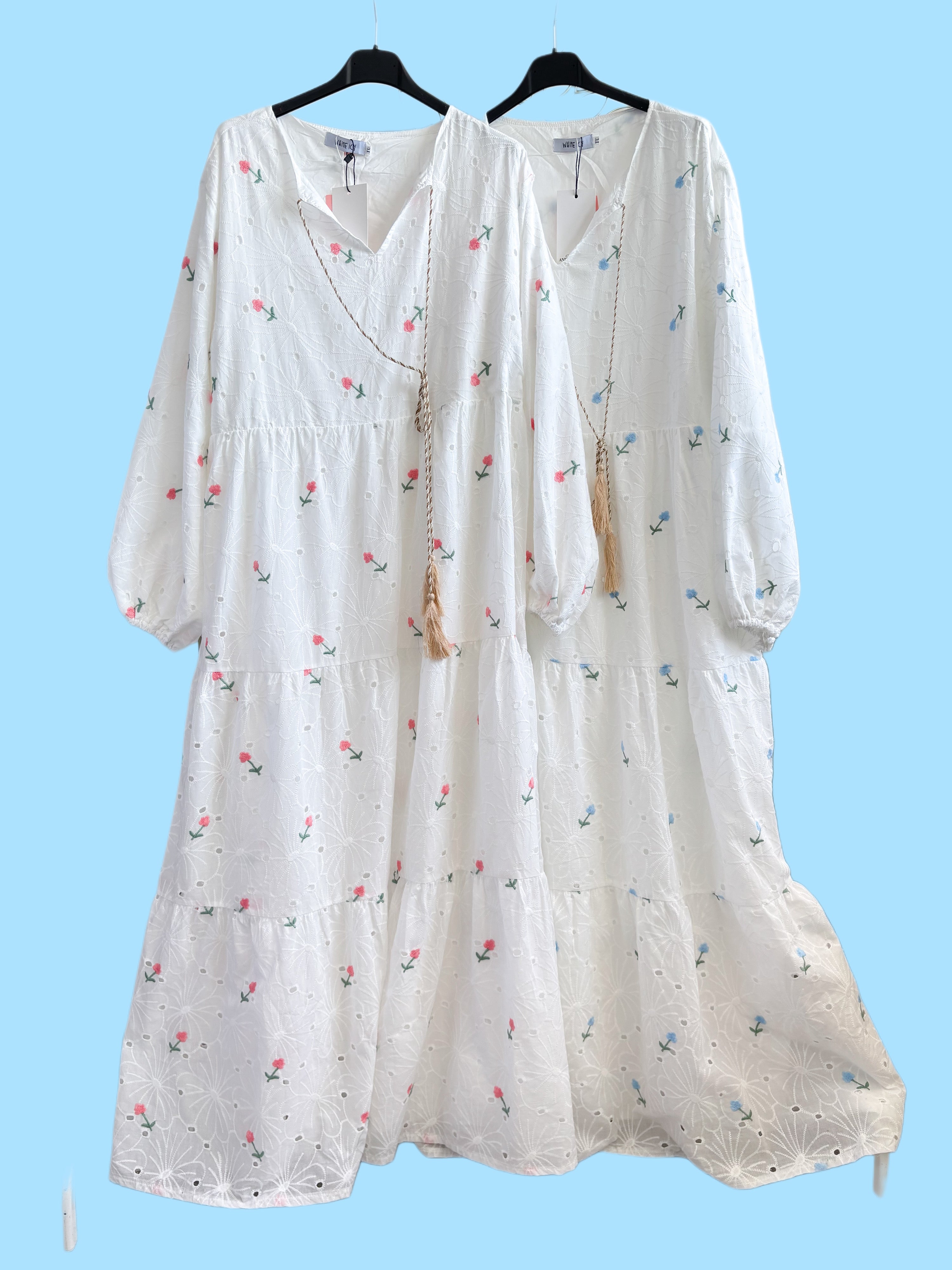 Robe blanche en dentelle anglaise brodée fleurs bleues ou roses – style frais et pudique