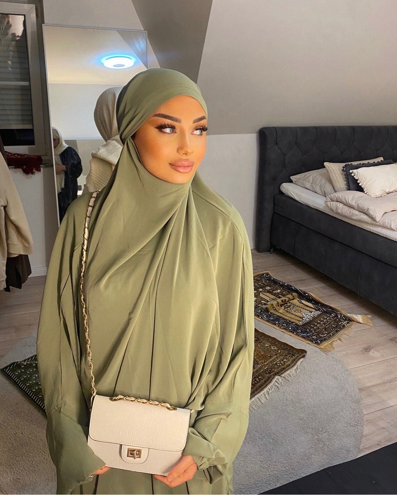 Femme en jilbab sale