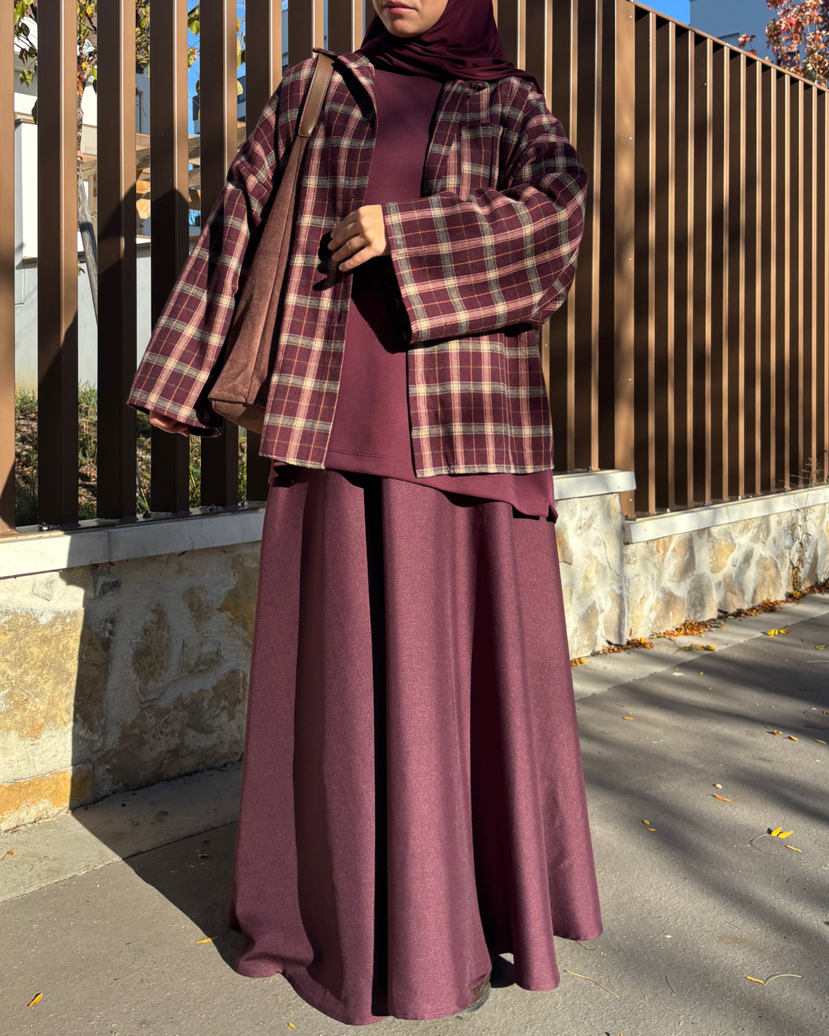 Jupe longue évasée avec ceinture – Noir & Bordeaux