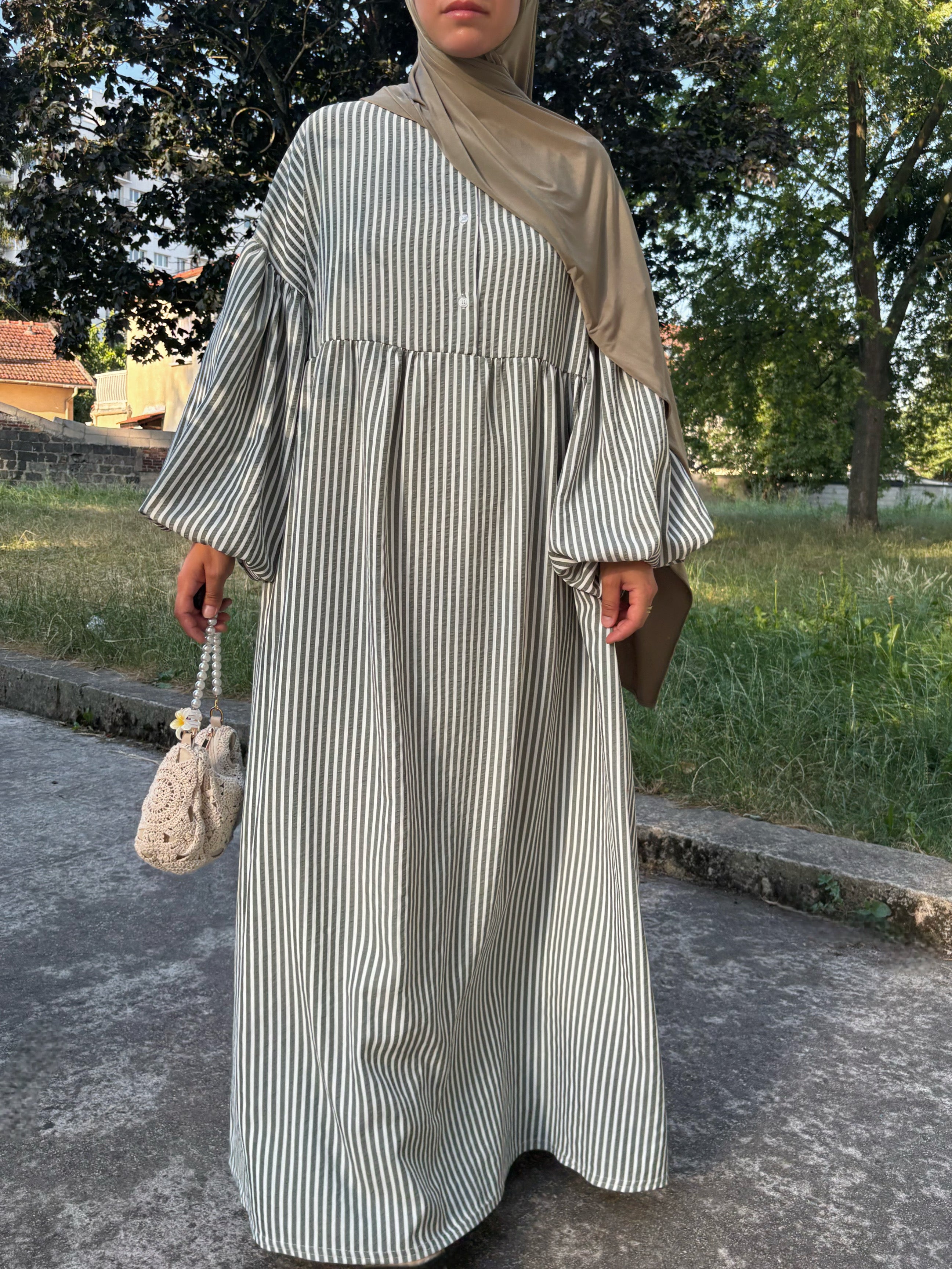 Abaya blanche à rayures – Élégance minimaliste pour l’été