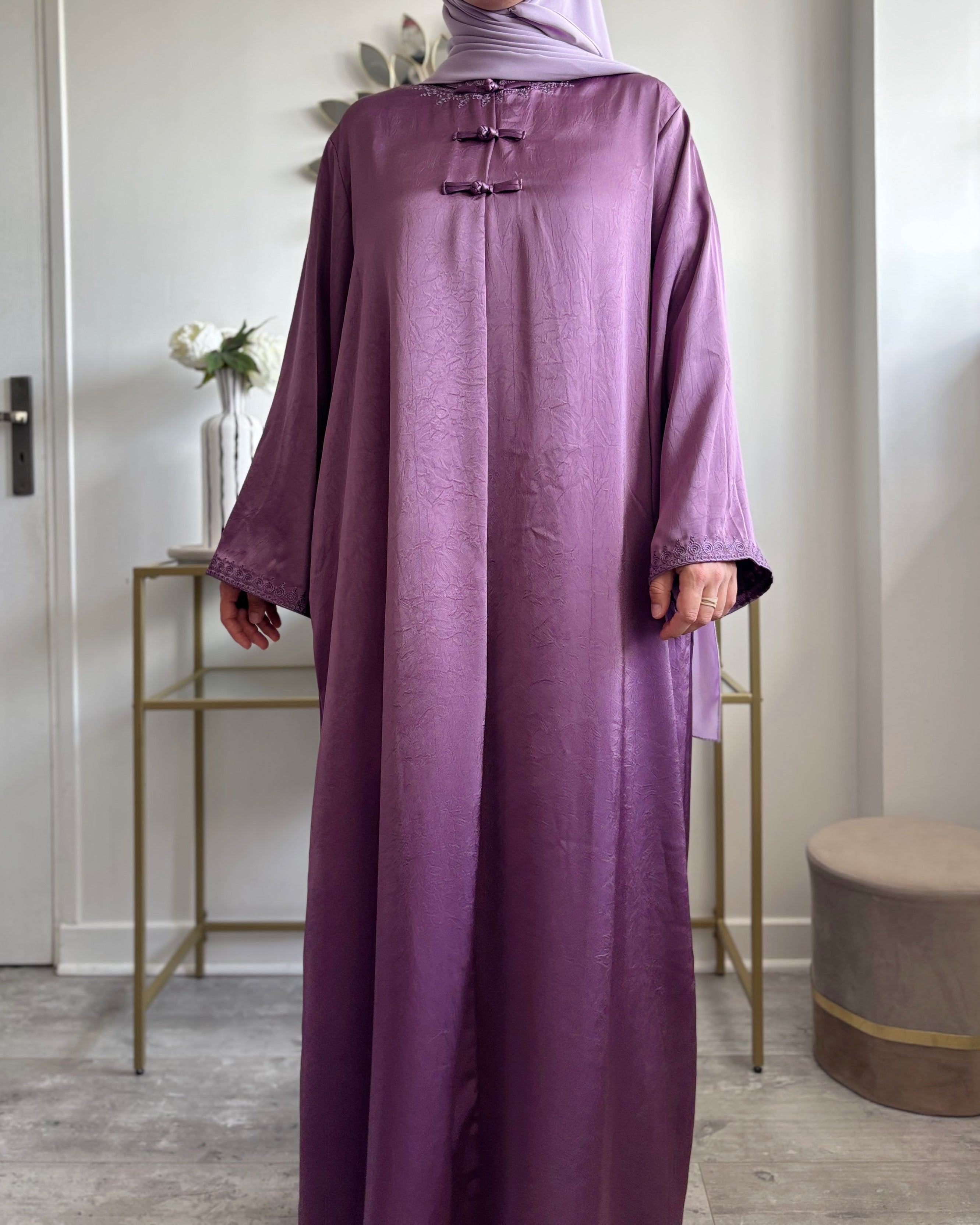 Abaya Élégante Style Asiatique – Boutons Pankou & Tissu Satiné