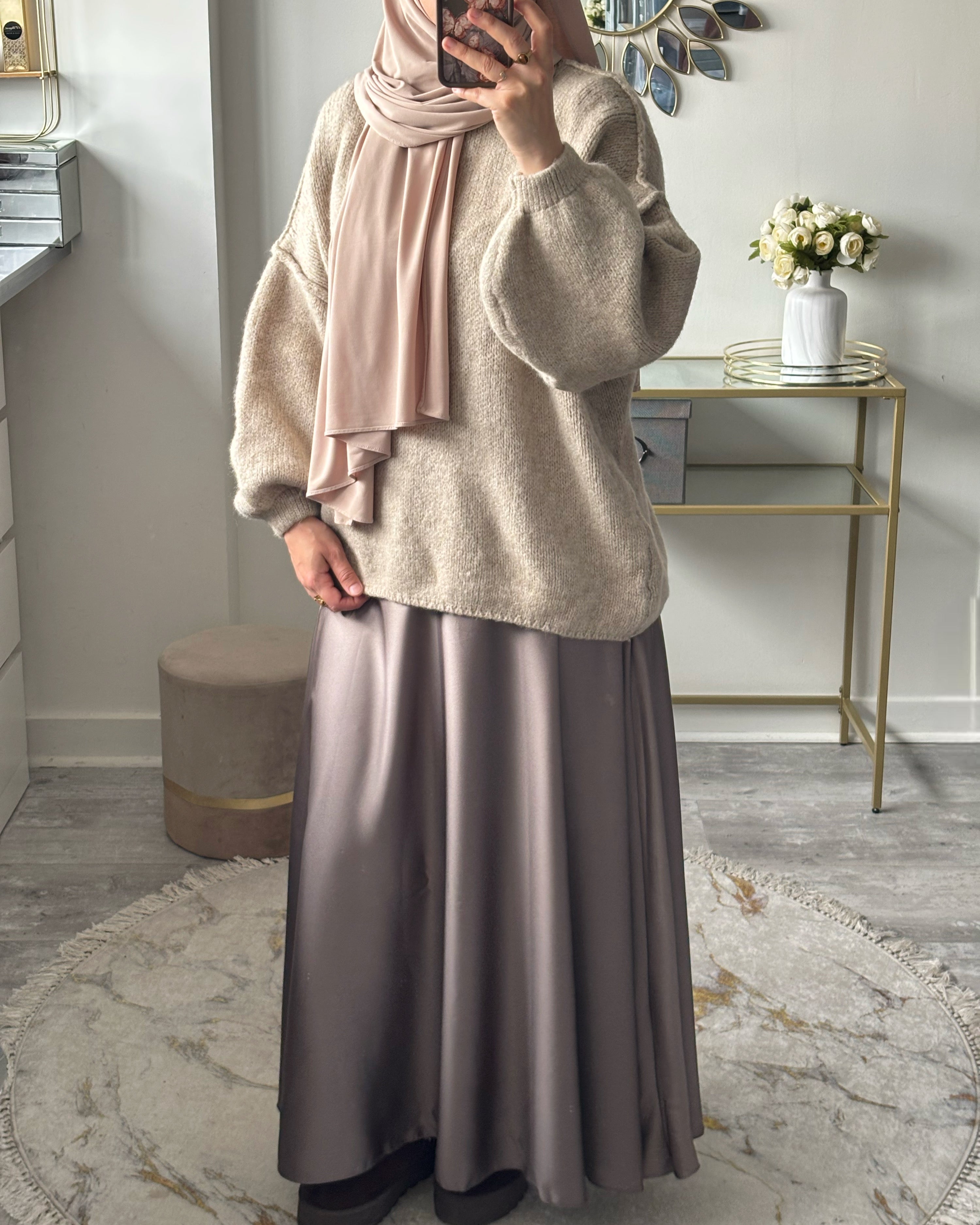 Jupe Satinée Taille Haute - Élégance et Modestie