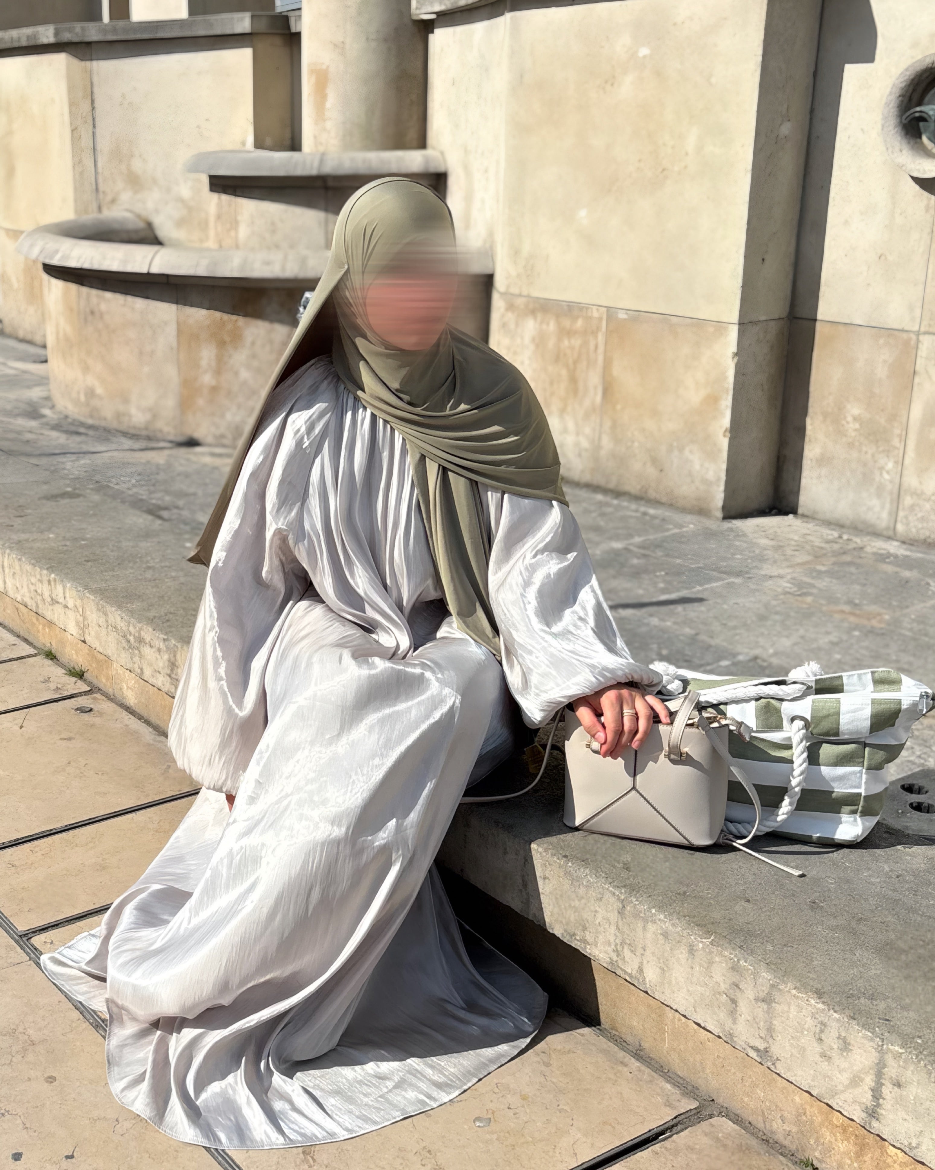 Abaya Satinée Kaki Clair – Élégance Émiratie