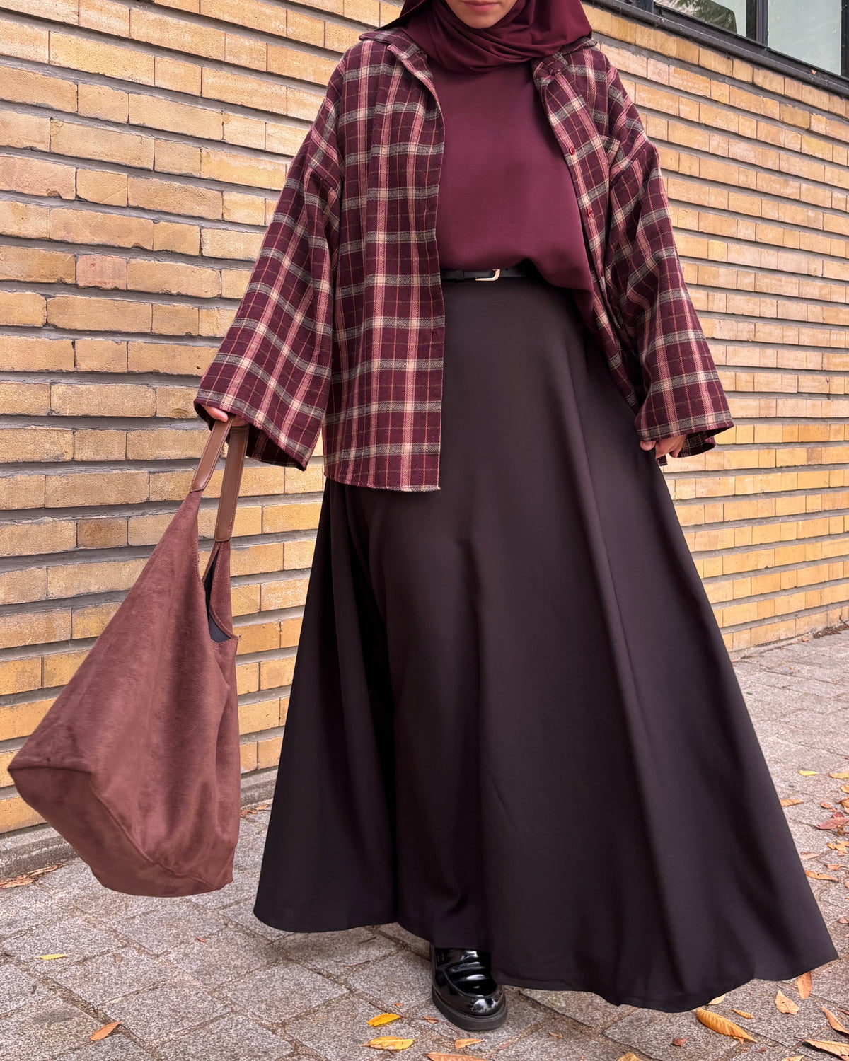 Jupe longue évasée avec ceinture – Noir & Bordeaux