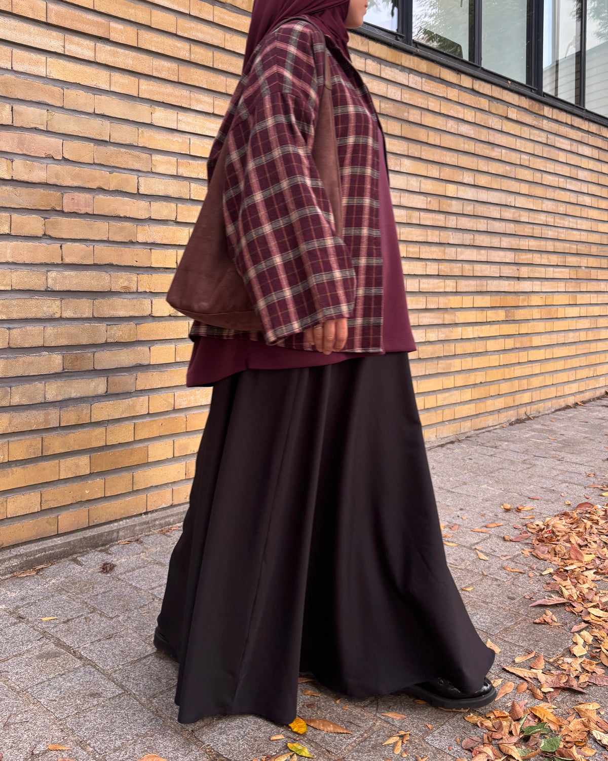 Jupe longue évasée avec ceinture – Noir & Bordeaux