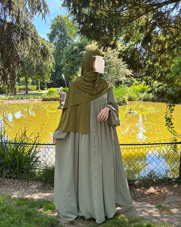 Abaya Alya – Élégance Modeste | Soie de Médine | Manches Bouffantes & Boutons
