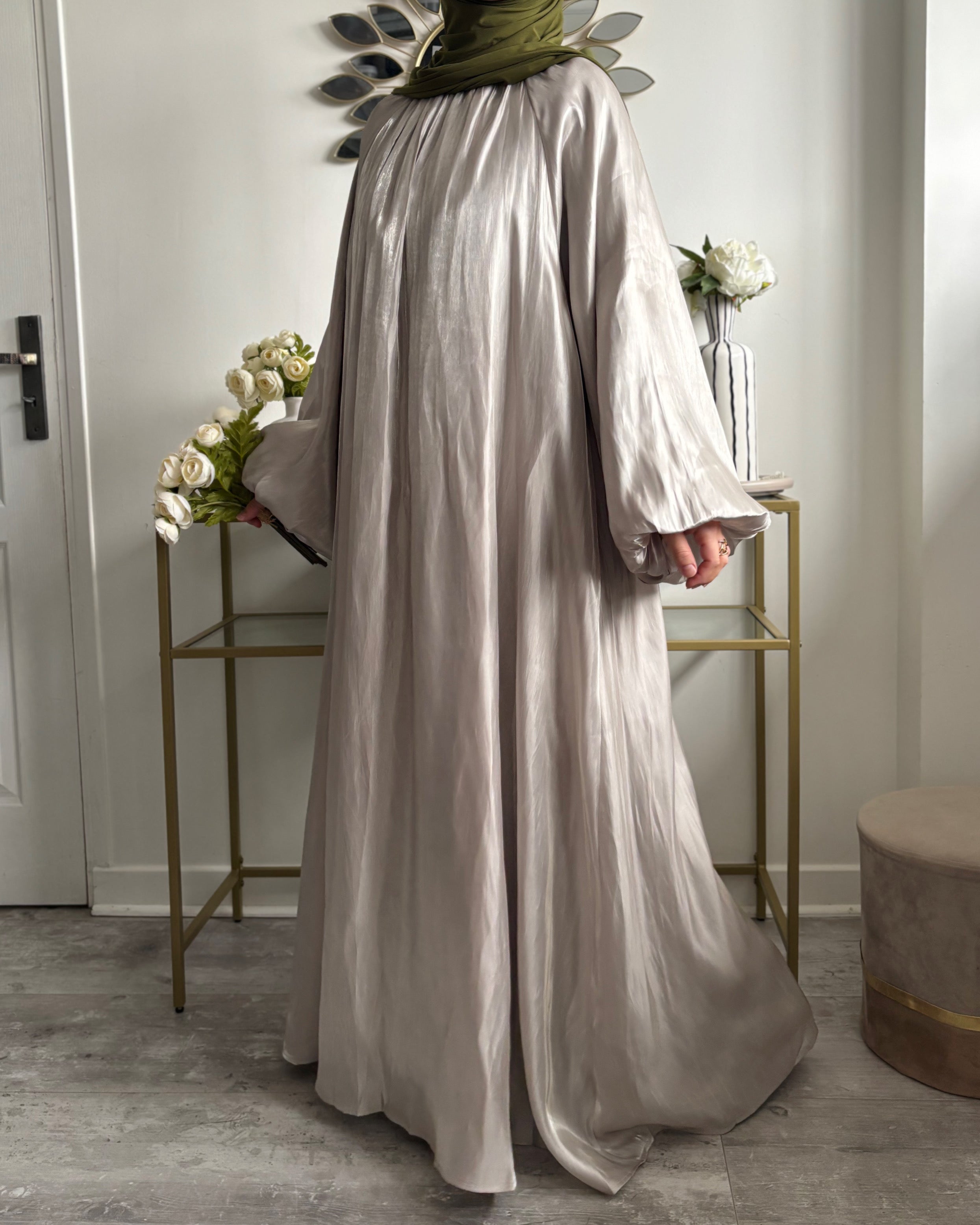 Abaya Satinée Kaki Clair – Élégance Émiratie