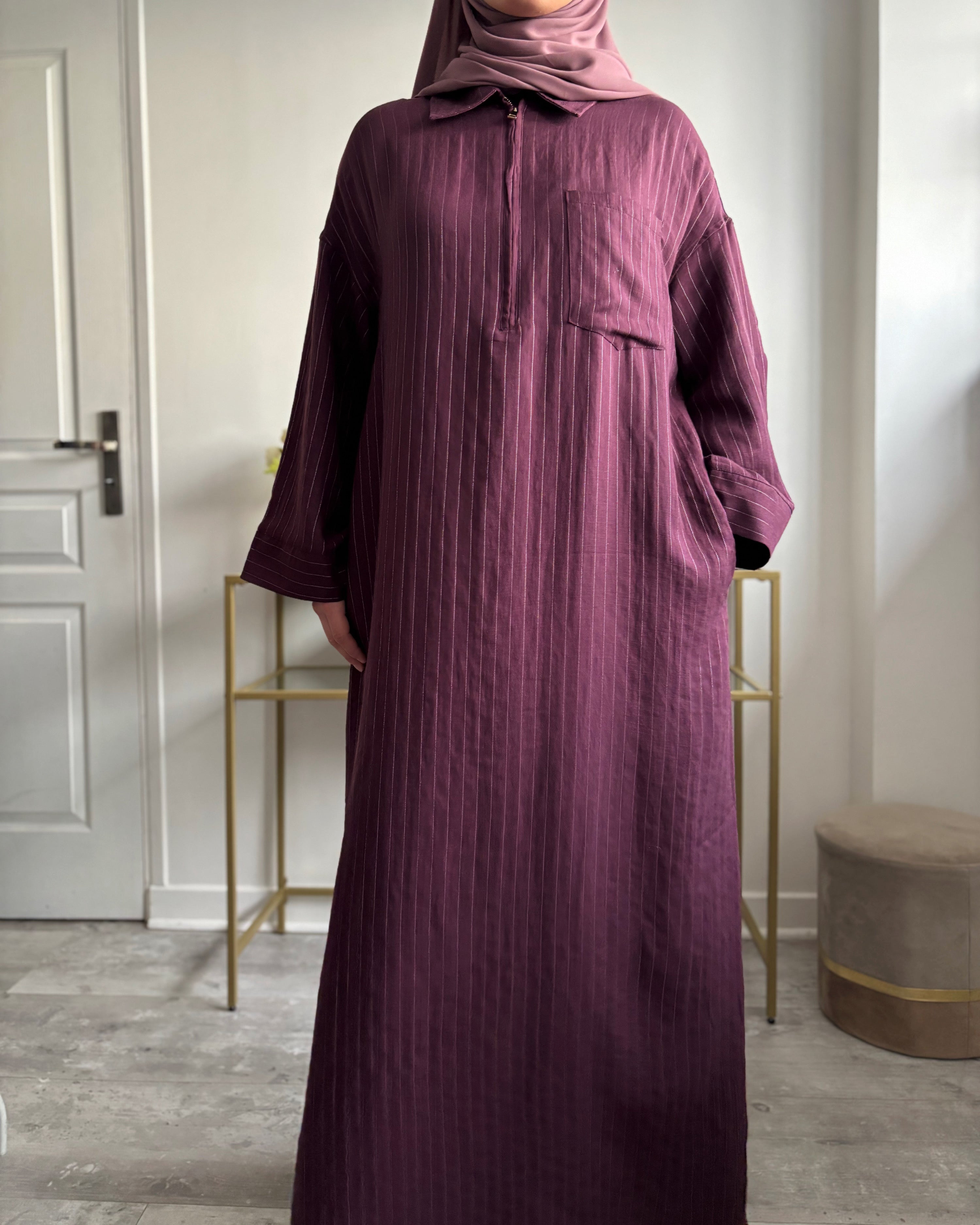 Abaya Rayée Col Polo Zip – | Modest Fashion Élégante & Naturelle