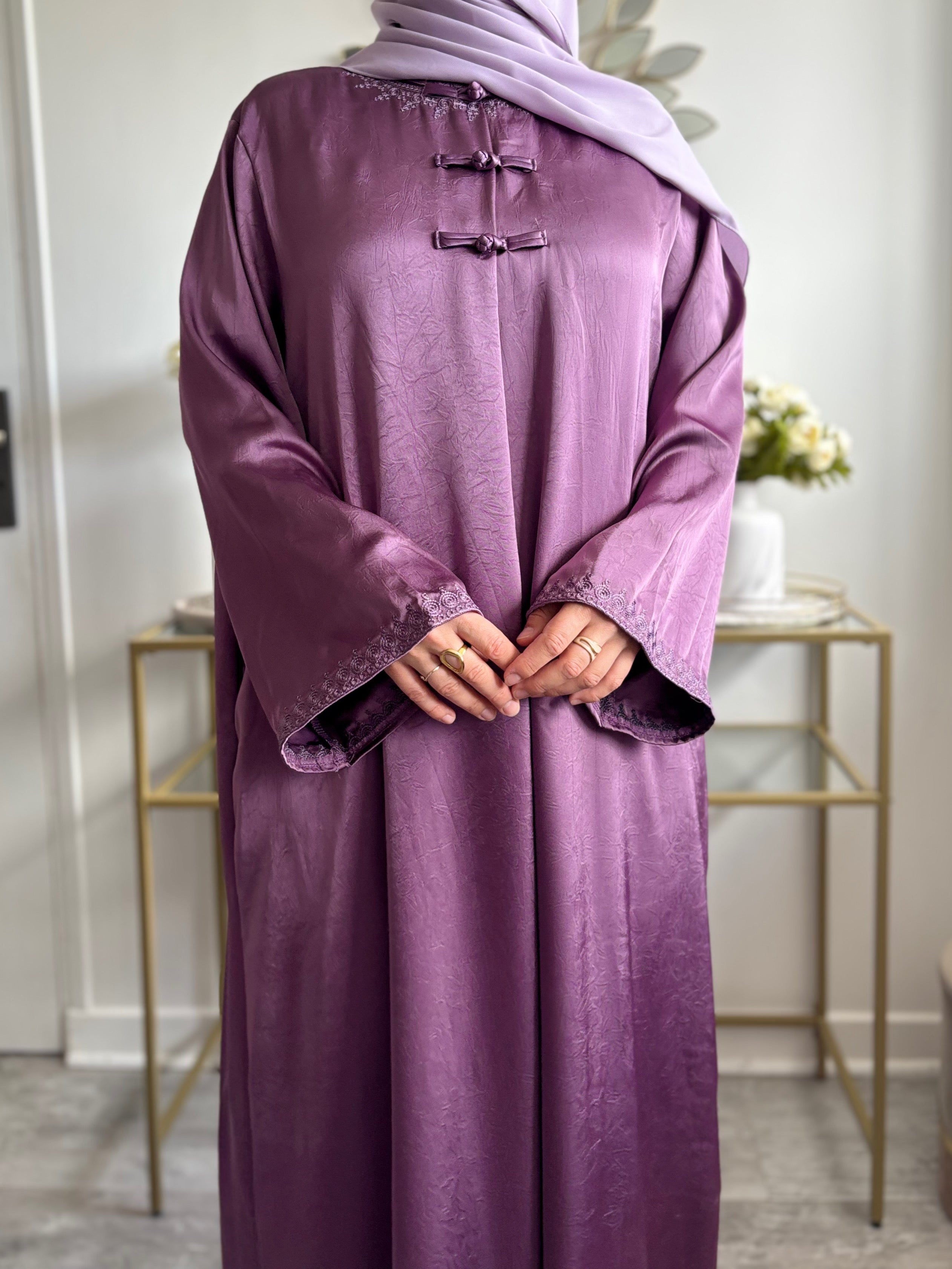 Abaya Élégante Style Asiatique – Boutons Pankou & Tissu Satiné