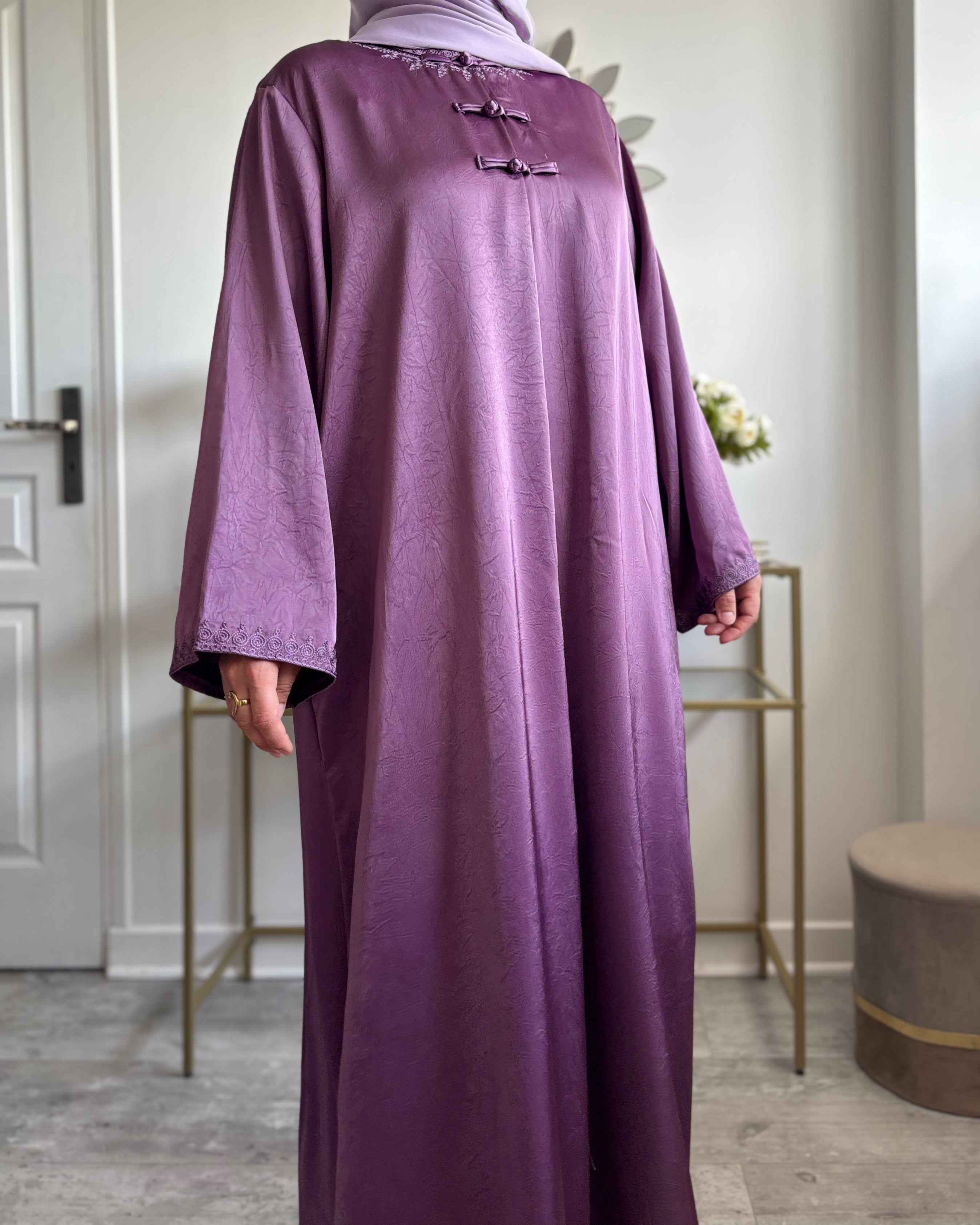 Abaya Élégante Style Asiatique – Boutons Pankou & Tissu Satiné