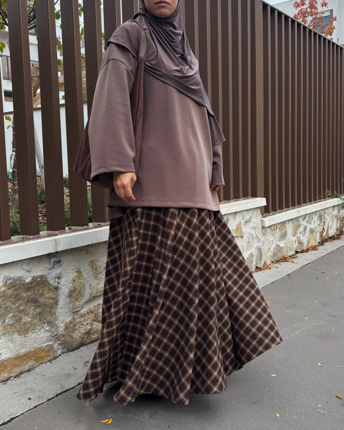 Jupe longue évasée à carreaux marron avec ceinture