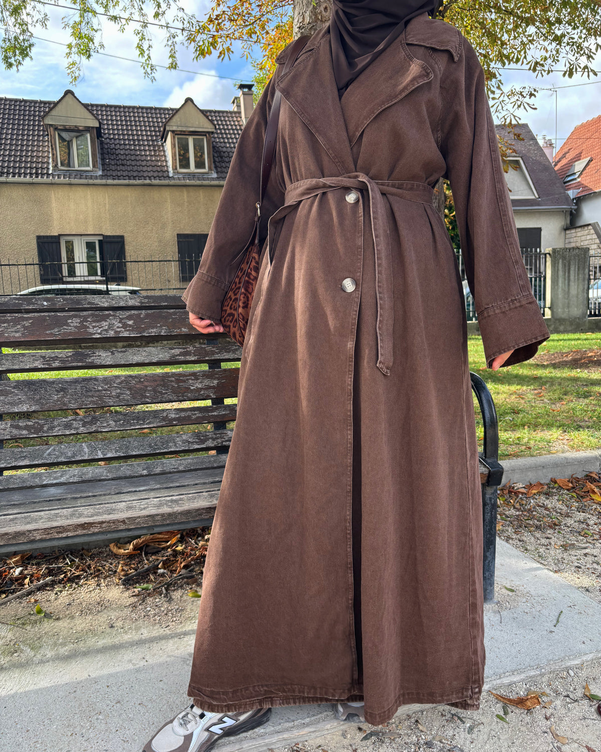 Trench long en jean – le denim pensé pour la modest fashion