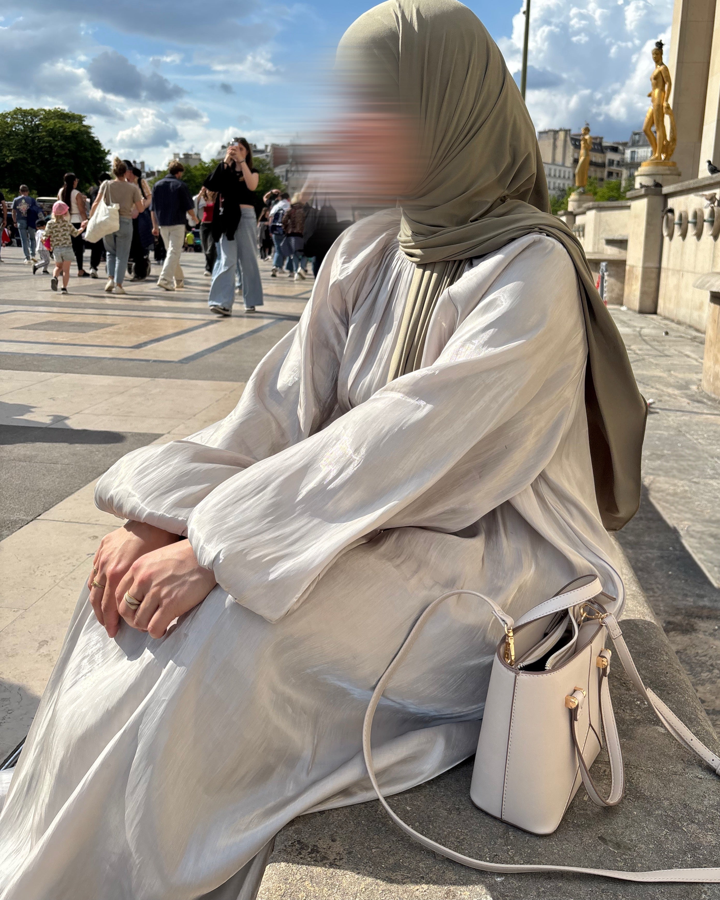 Abaya Satinée Kaki Clair – Élégance Émiratie