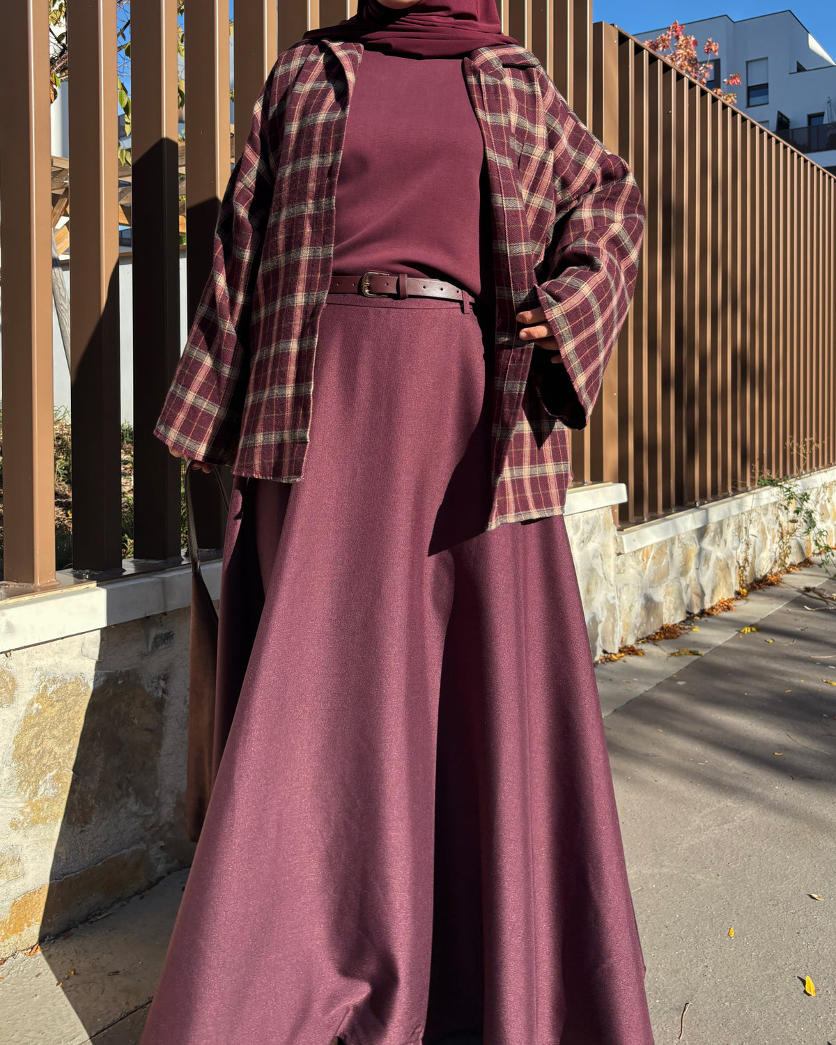 Jupe longue évasée avec ceinture – Noir & Bordeaux