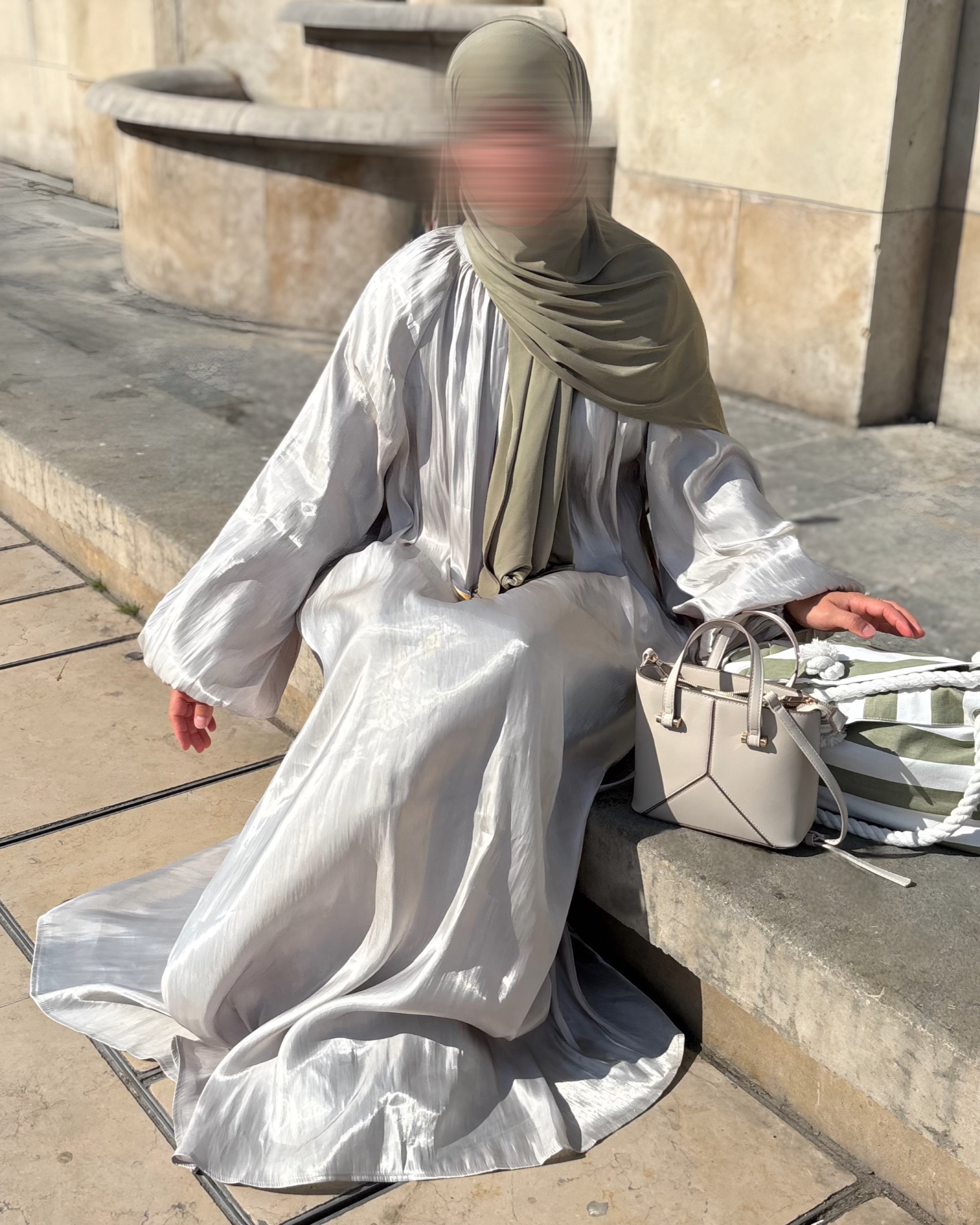 Abaya Satinée Kaki Clair – Élégance Émiratie