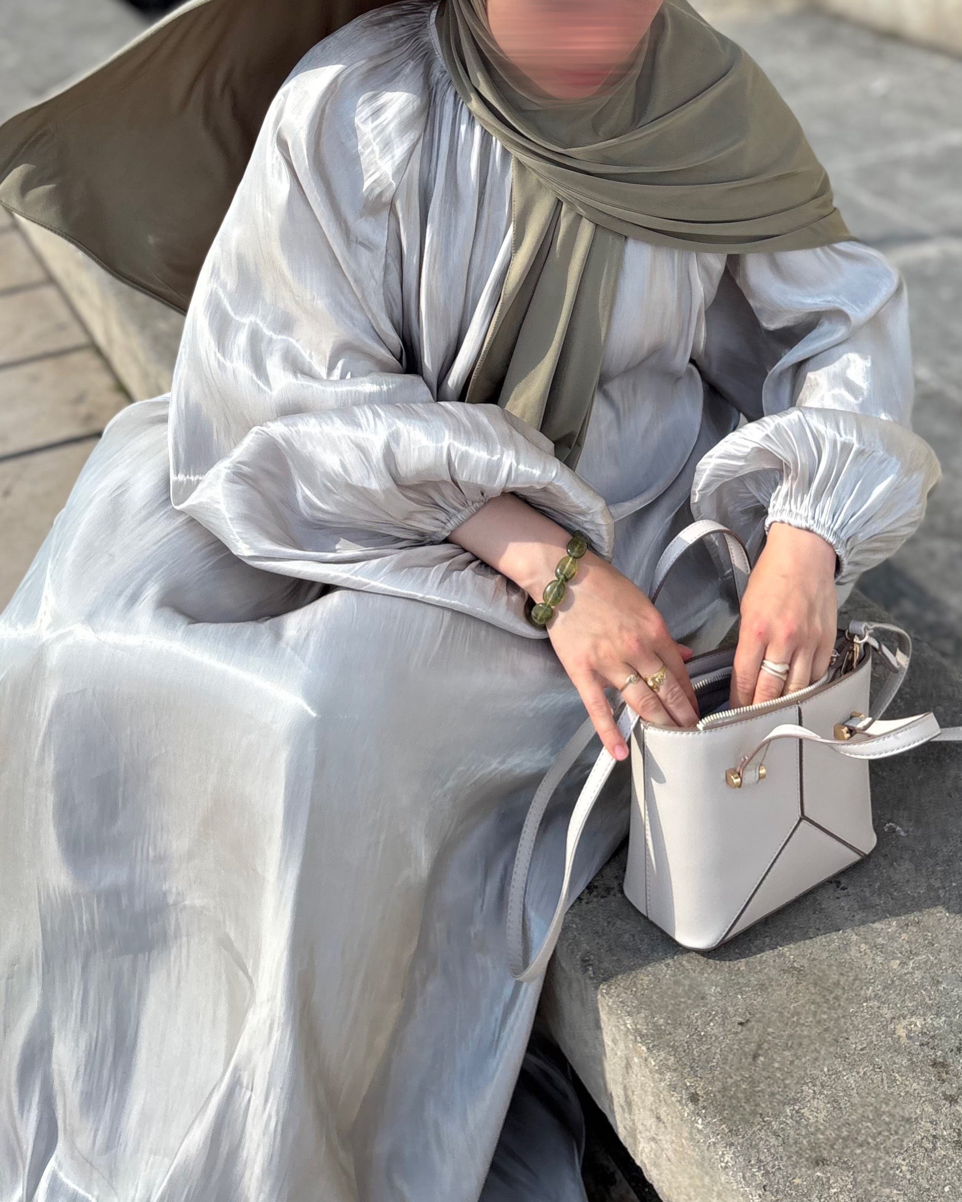 Abaya Satinée Kaki Clair – Élégance Émiratie