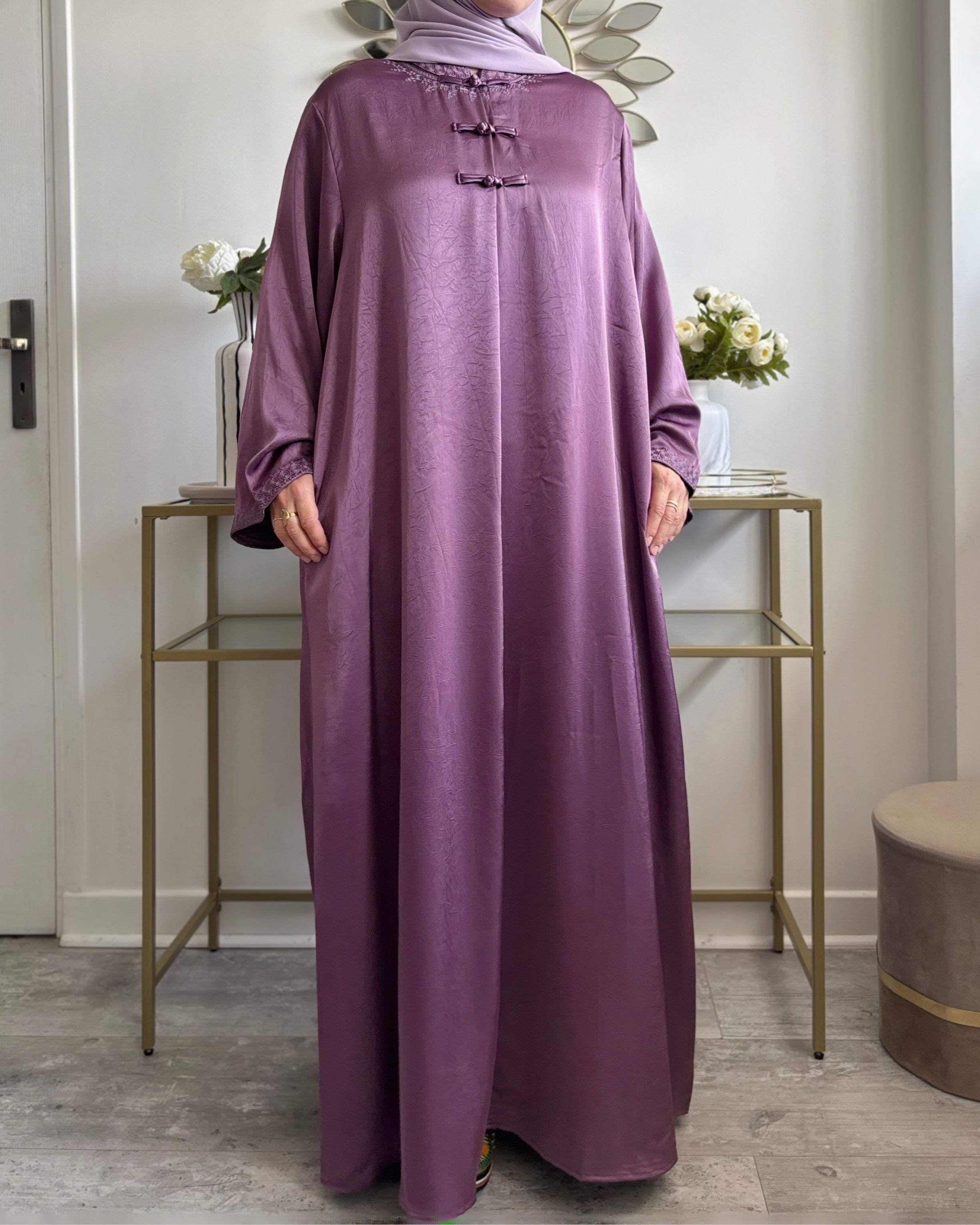 Abaya Élégante Style Asiatique – Boutons Pankou & Tissu Satiné