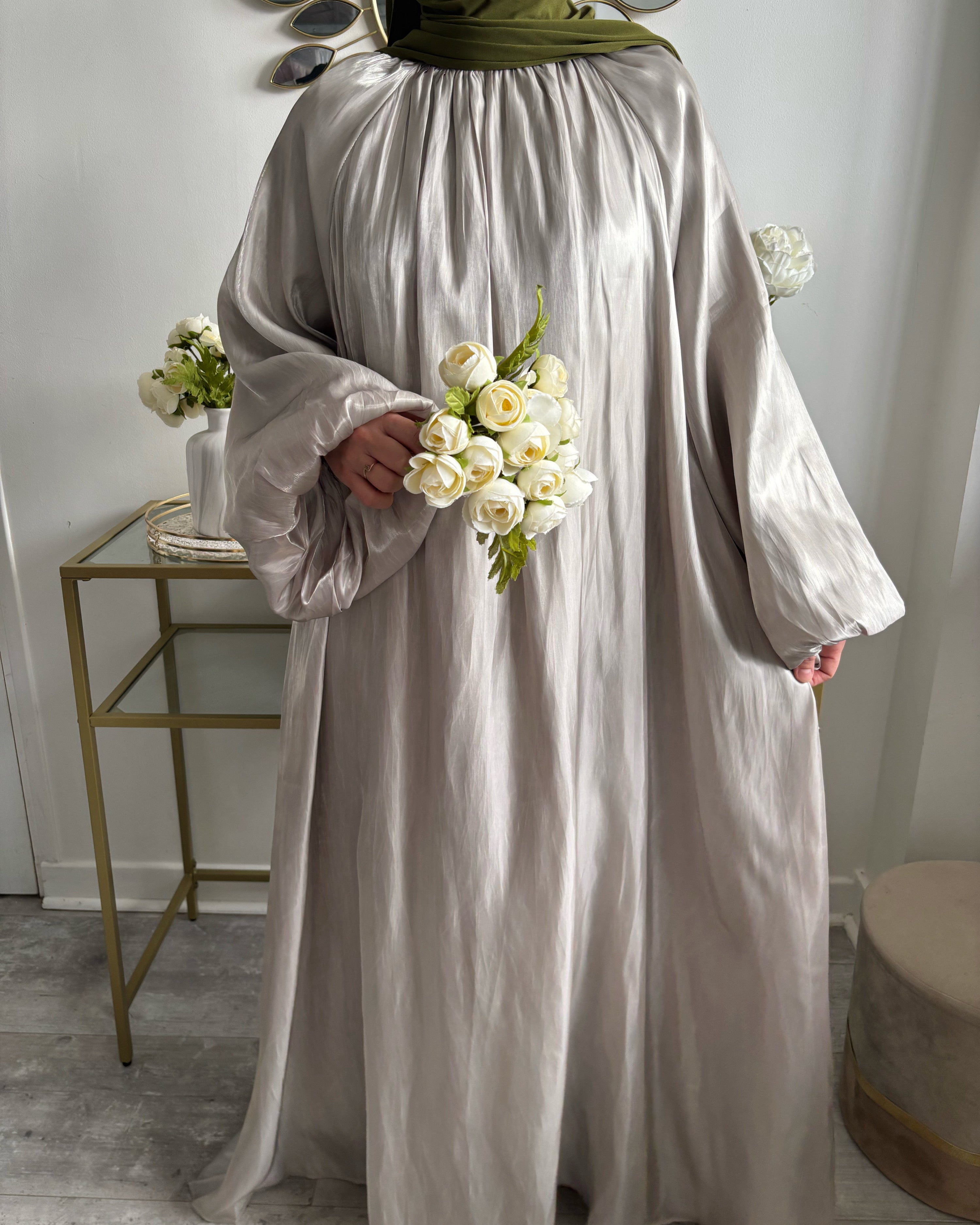 Abaya Satinée Kaki Clair – Élégance Émiratie