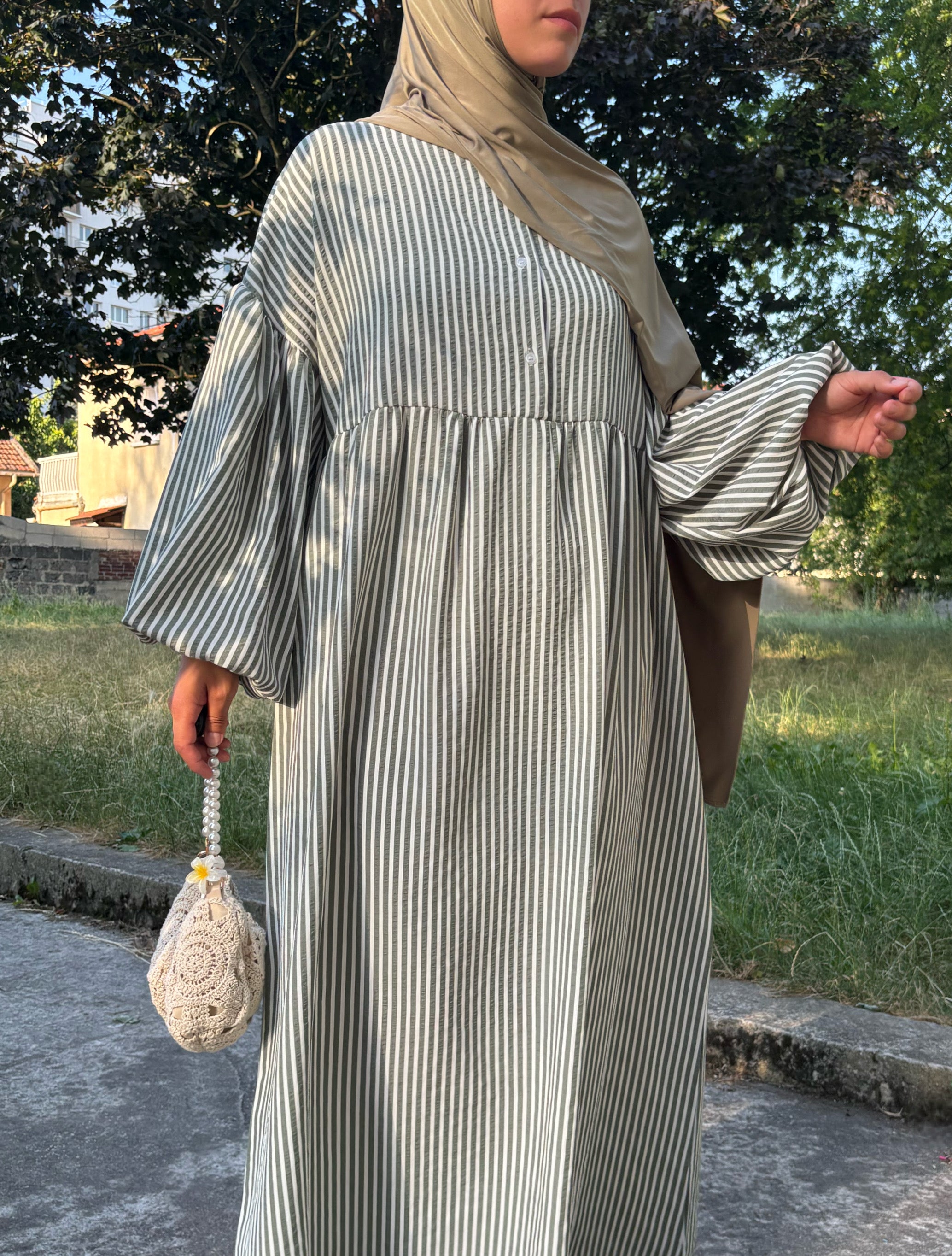 Abaya blanche à rayures – Élégance minimaliste pour l’été