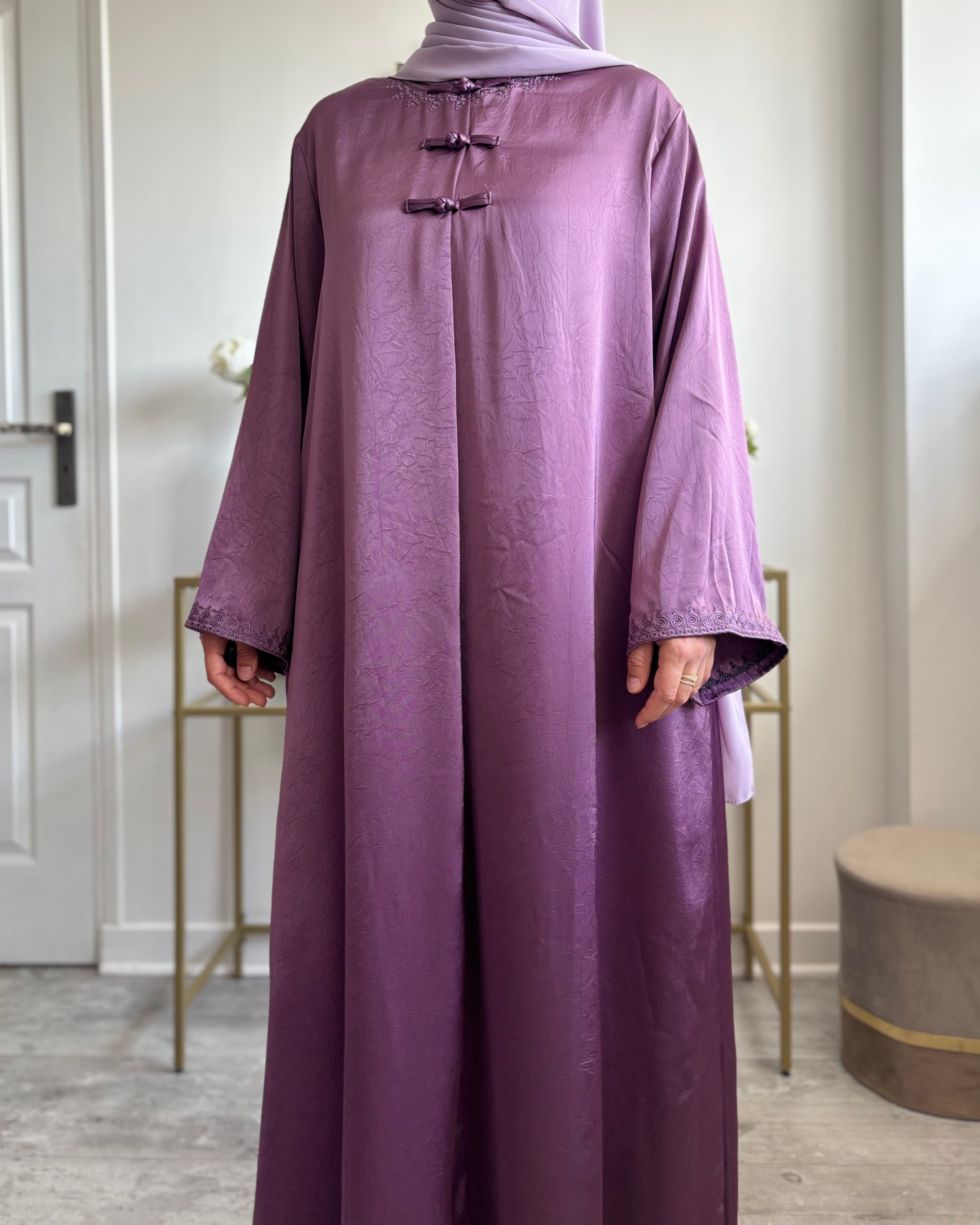 Abaya Élégante Style Asiatique – Boutons Pankou & Tissu Satiné