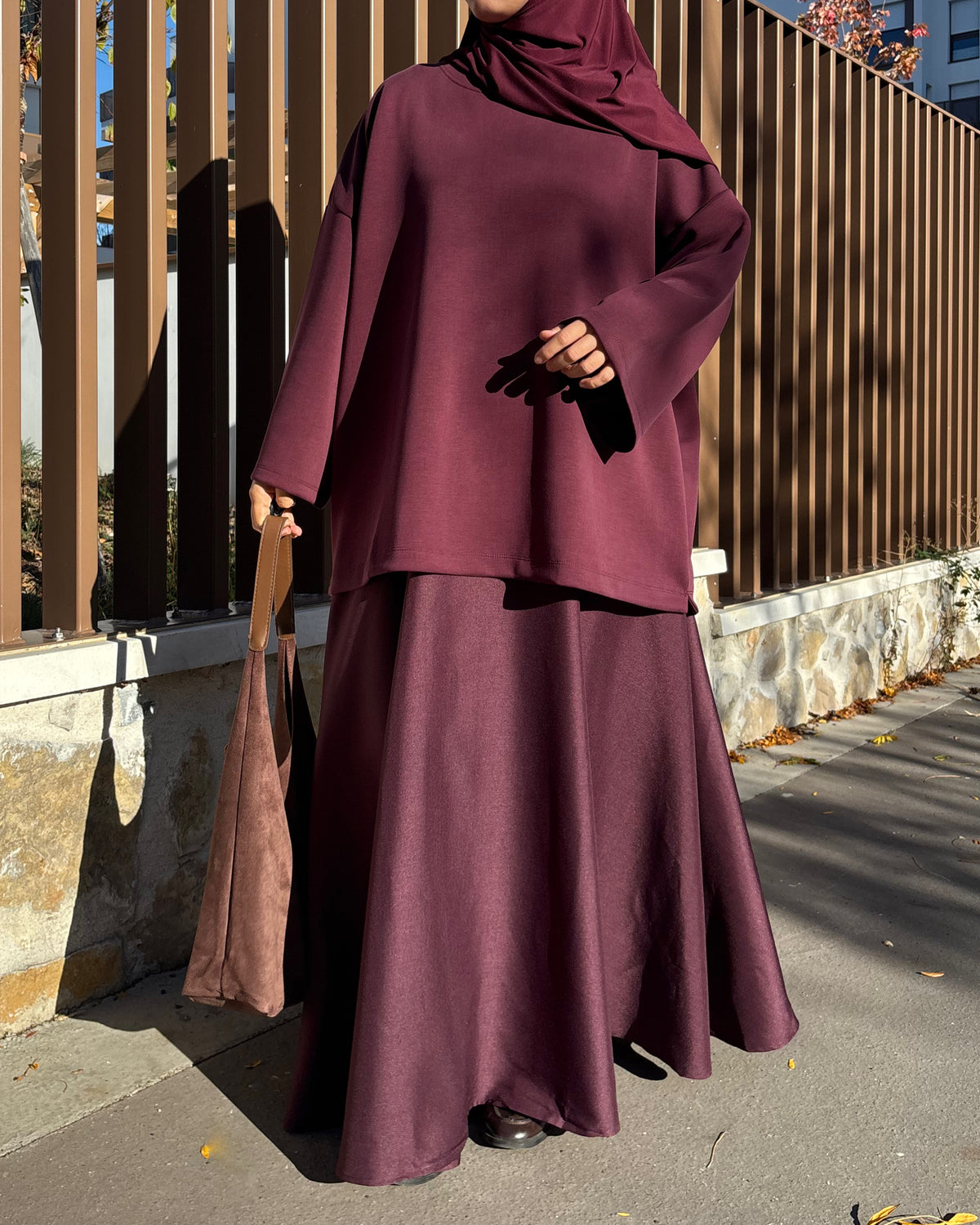 Jupe longue évasée avec ceinture – Noir & Bordeaux