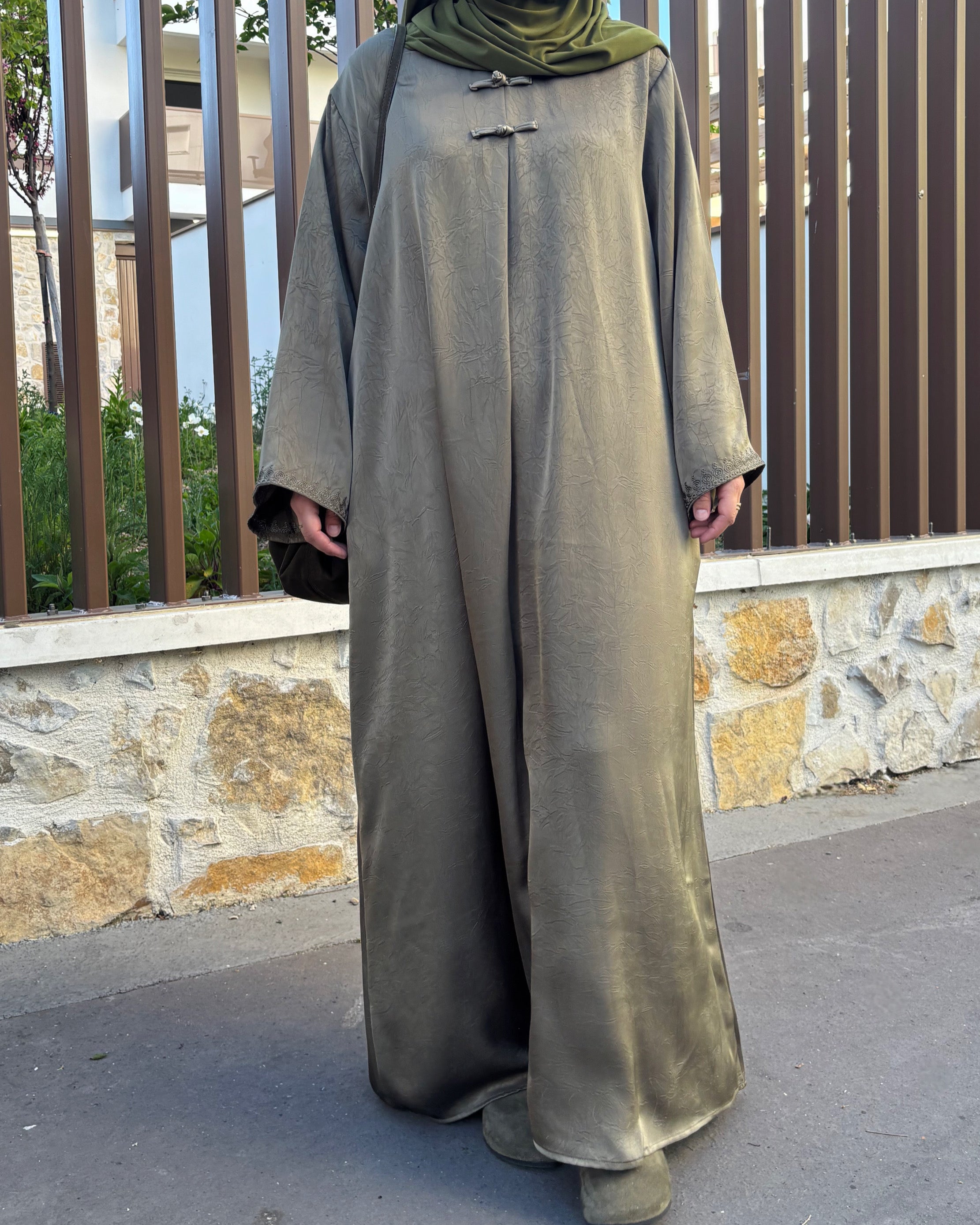 Abaya Élégante Style Asiatique – Boutons Pankou & Tissu Satiné