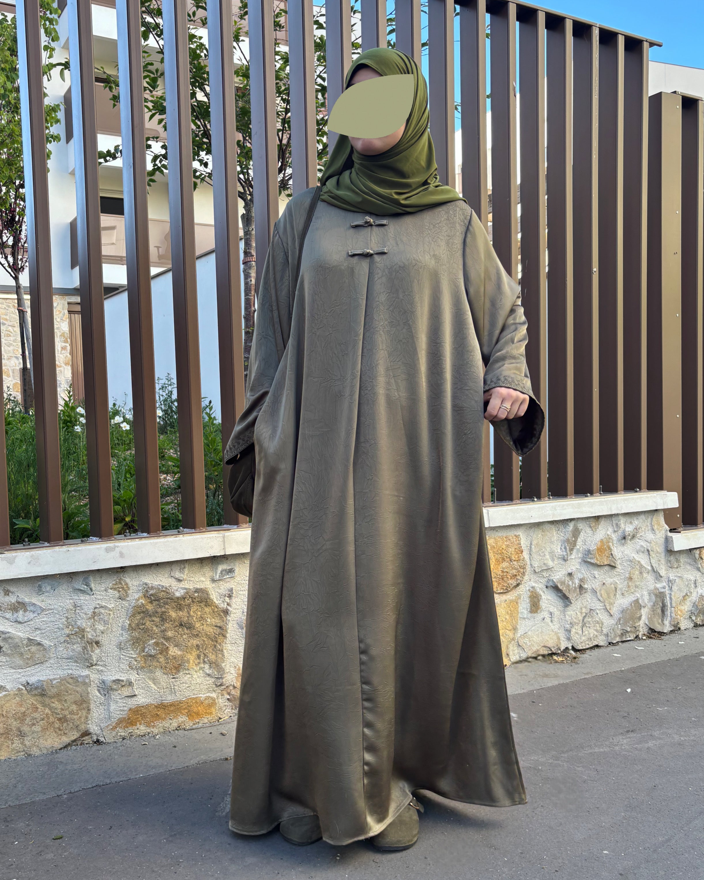 Abaya Élégante Style Asiatique – Boutons Pankou & Tissu Satiné