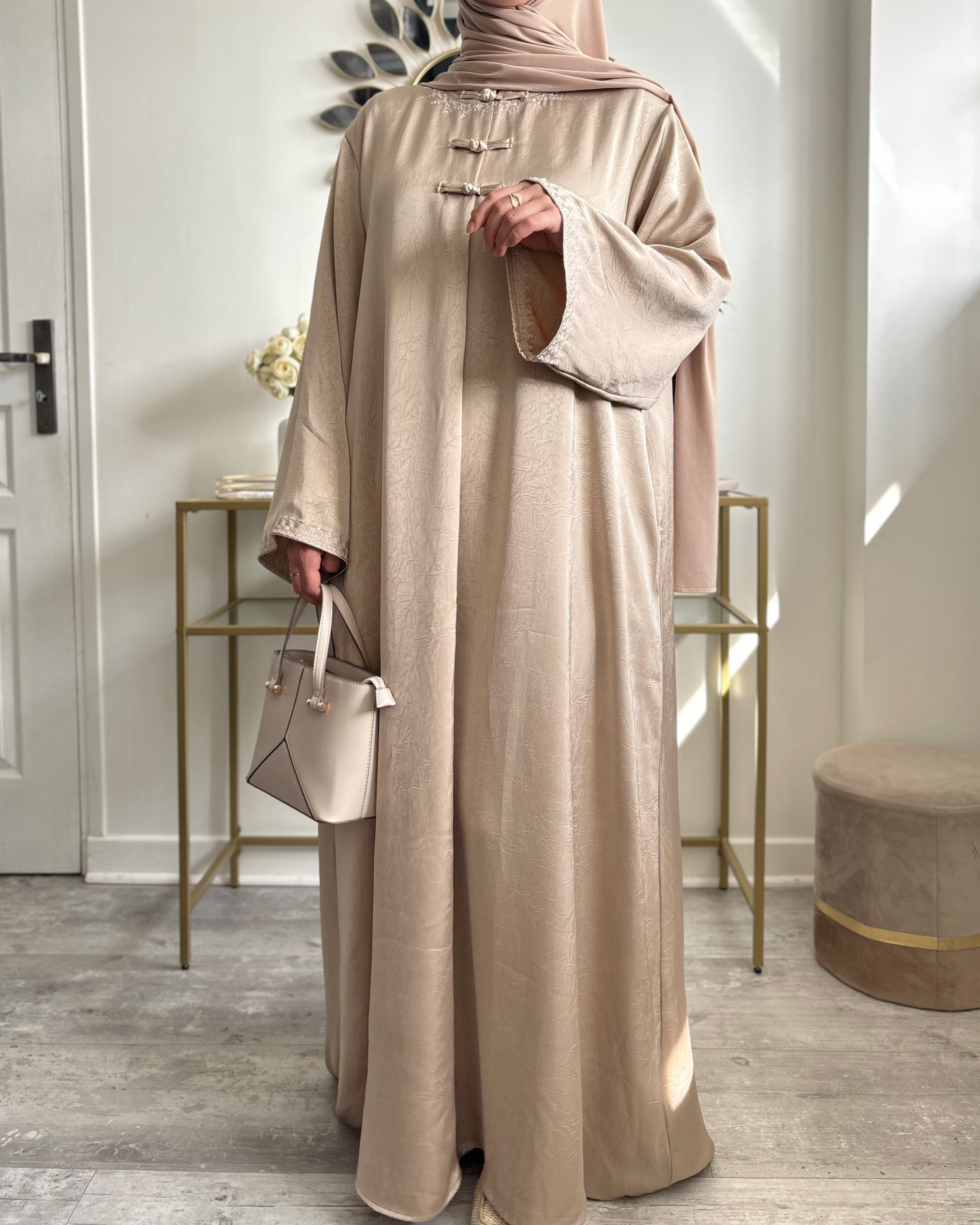 Abaya Élégante Style Asiatique – Boutons Pankou & Tissu Satiné