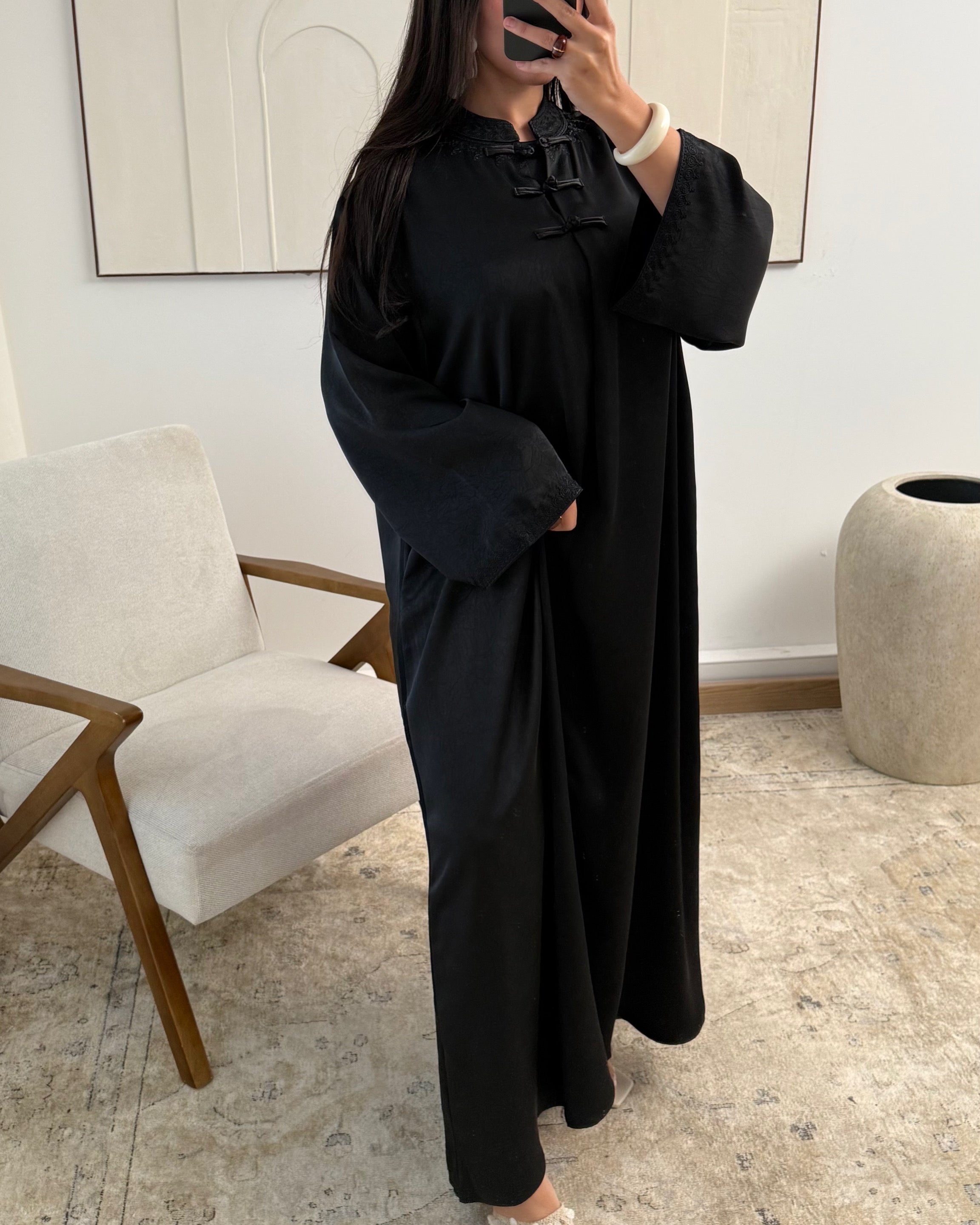 Abaya Élégante Style Asiatique – Boutons Pankou & Tissu Satiné