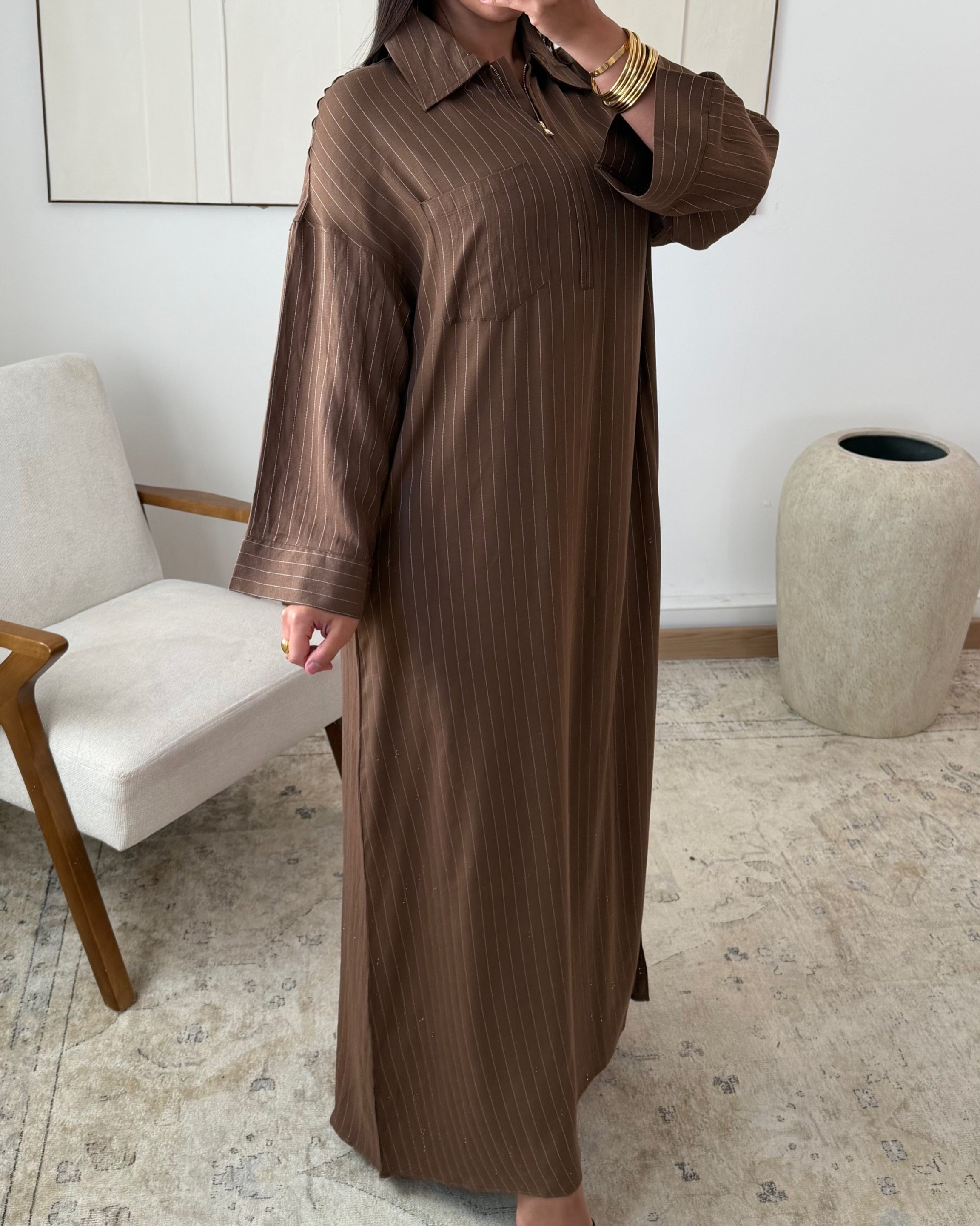 Abaya Rayée Col Polo Zip – | Modest Fashion Élégante & Naturelle