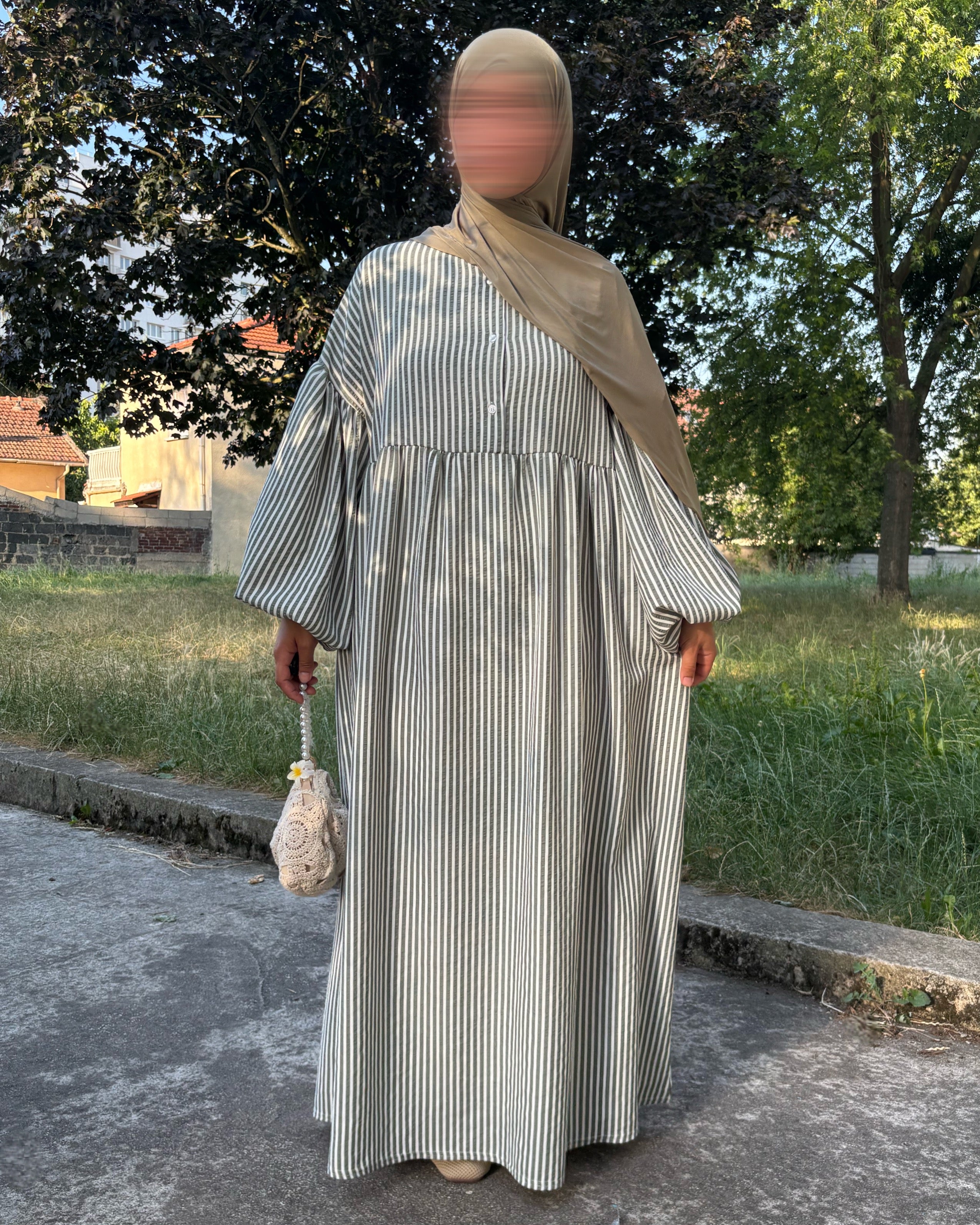 Abaya blanche à rayures – Élégance minimaliste pour l’été