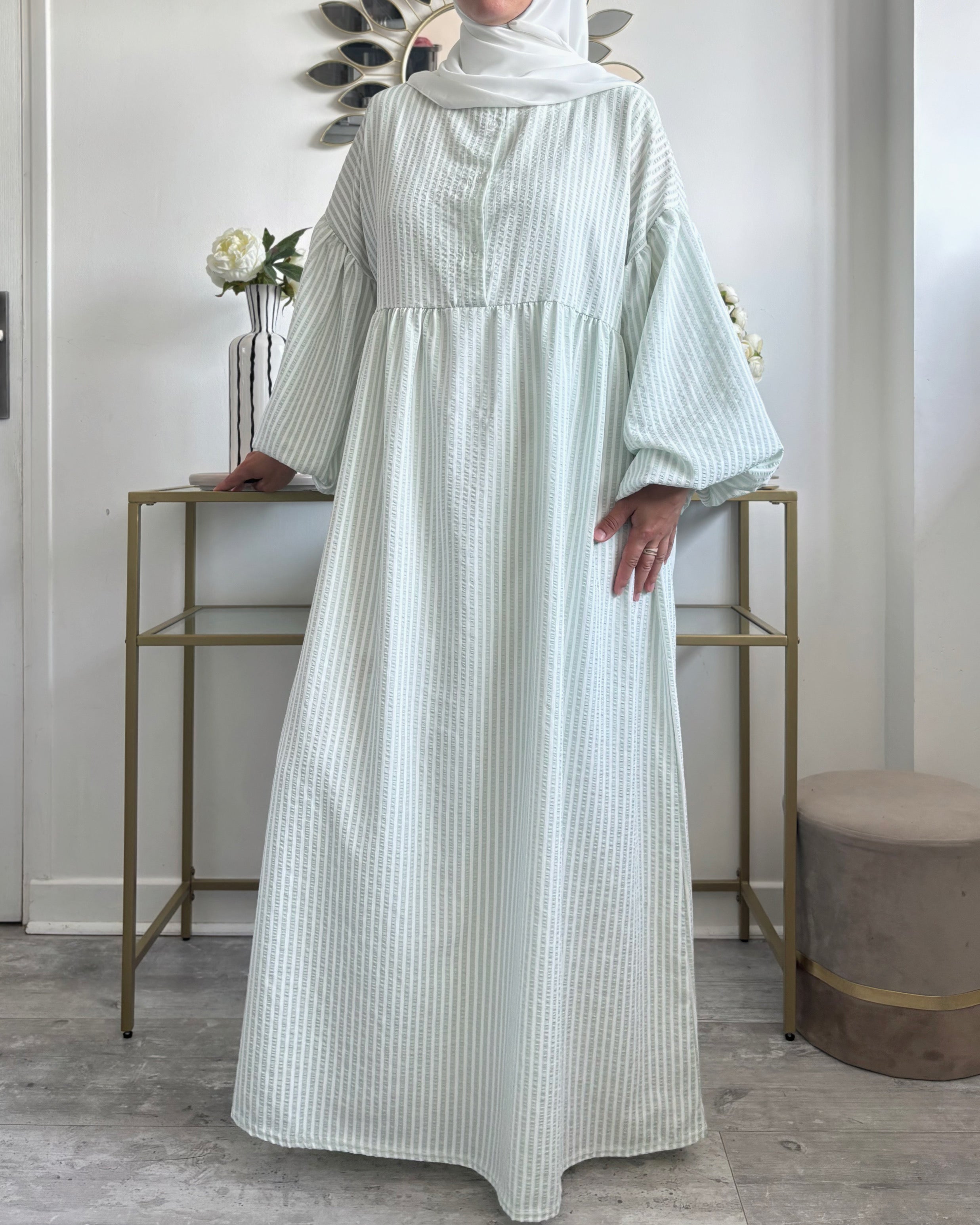 Abaya blanche à rayures – Élégance minimaliste pour l’été