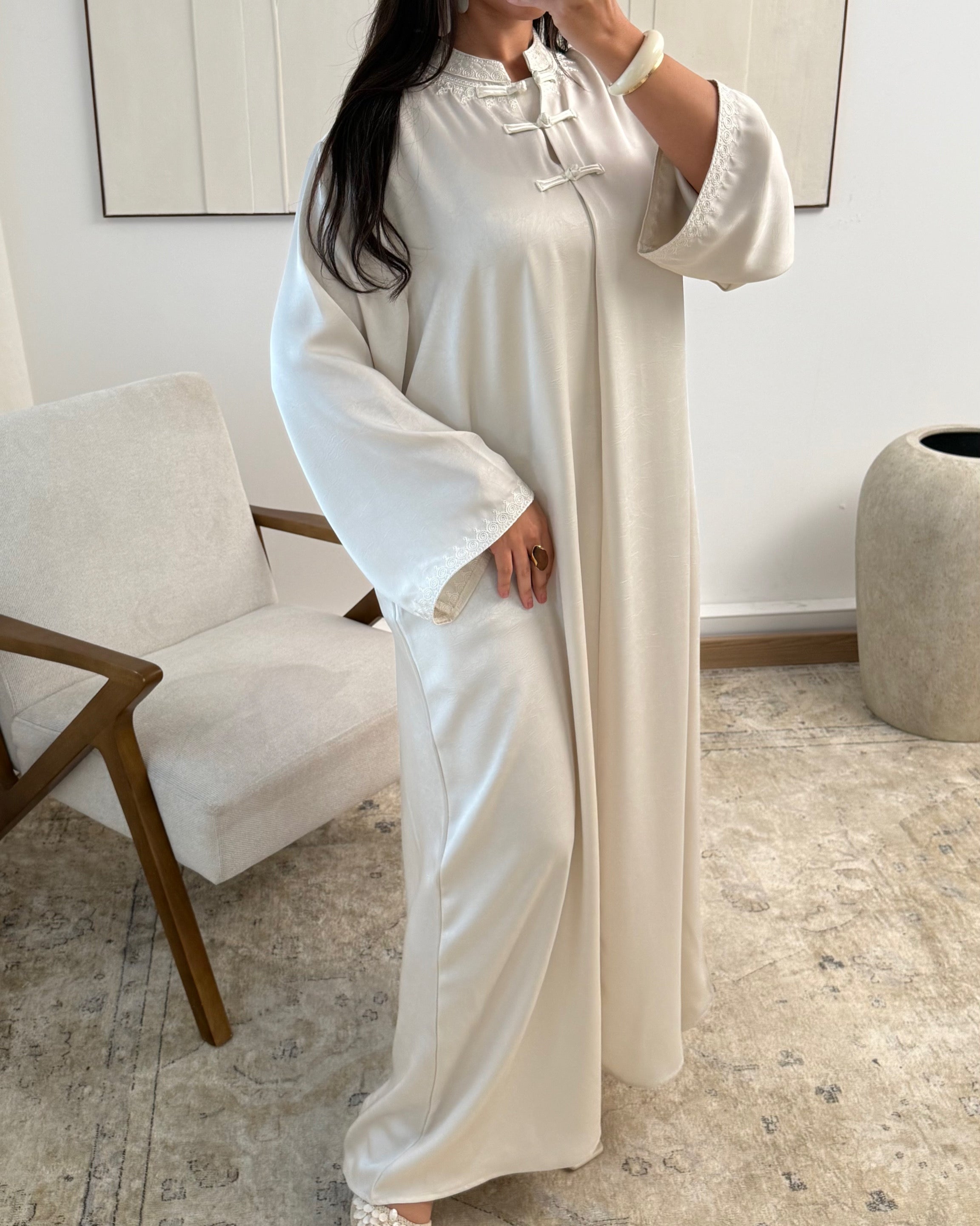 Abaya Élégante Style Asiatique – Boutons Pankou & Tissu Satiné