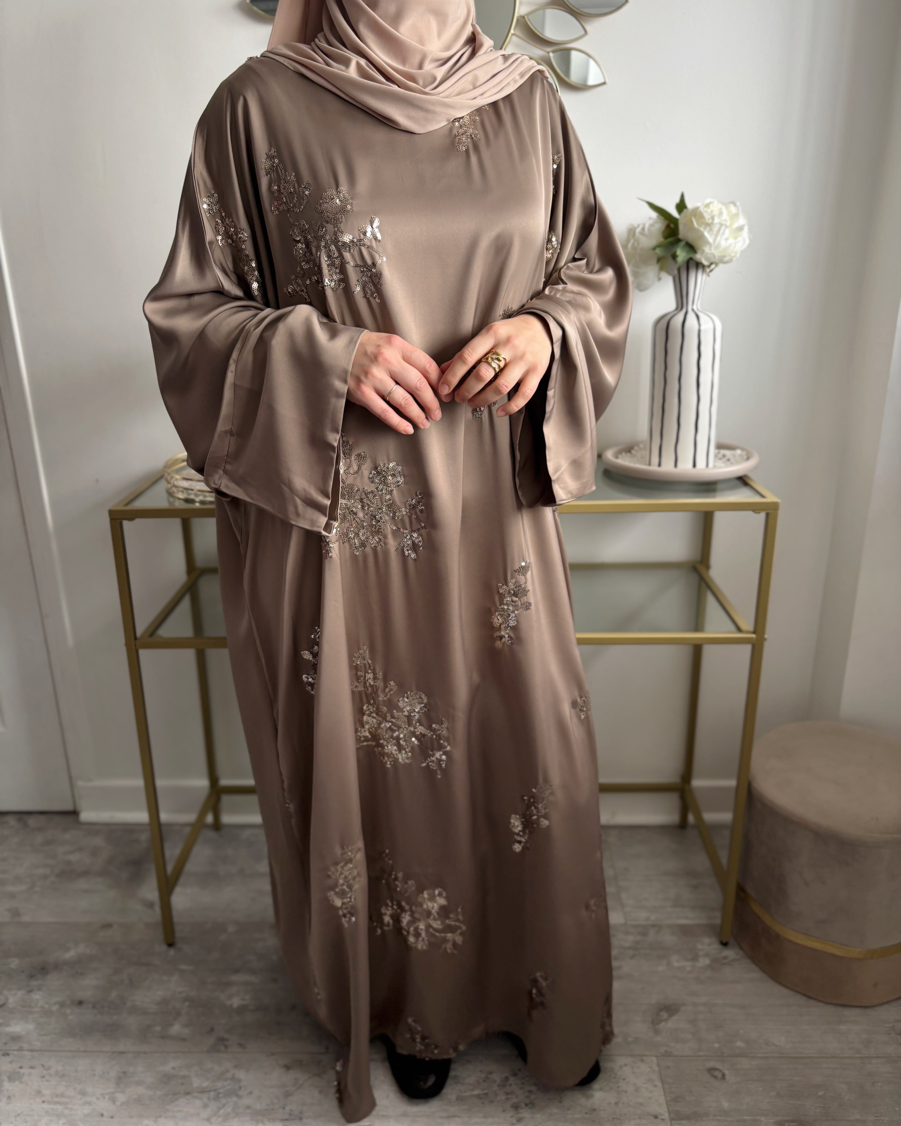 Abaya Satinée Taupe à Sequins – Élégance Intemporelle