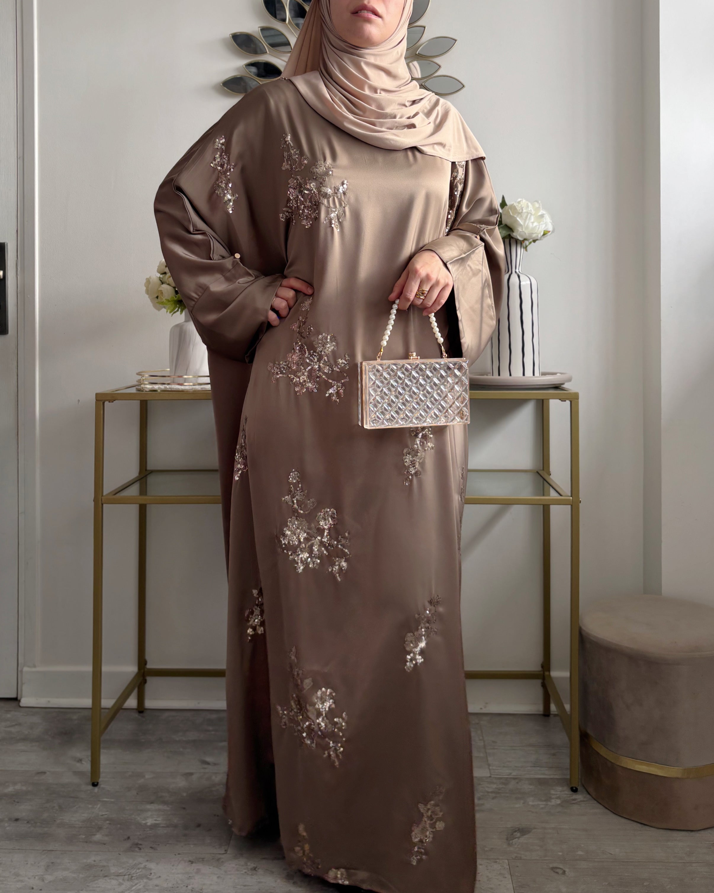 Abaya Satinée Taupe à Sequins – Élégance Intemporelle