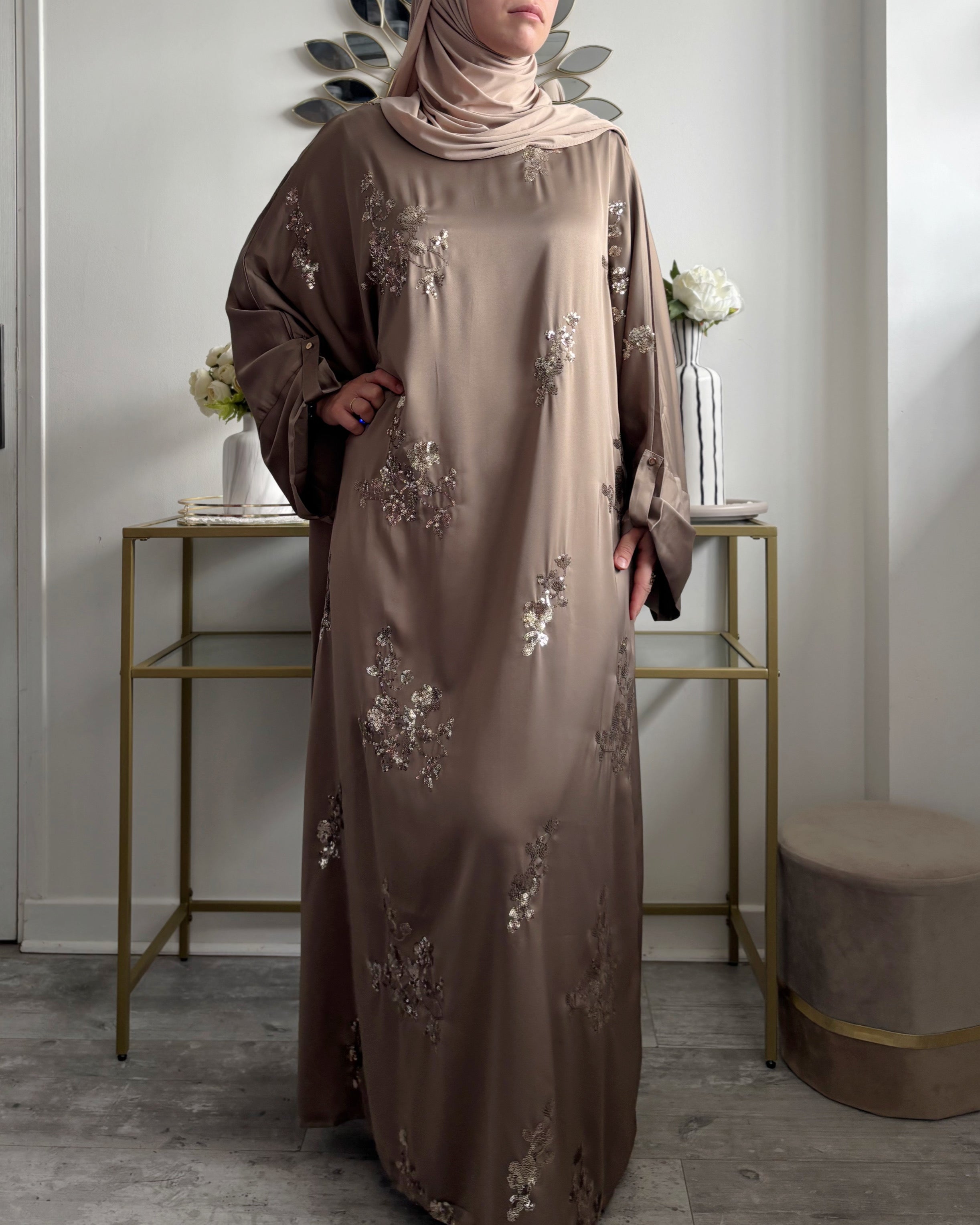 Abaya Satinée Taupe à Sequins – Élégance Intemporelle