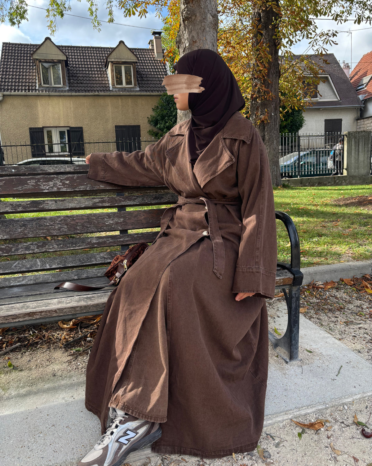 Trench long en jean – le denim pensé pour la modest fashion