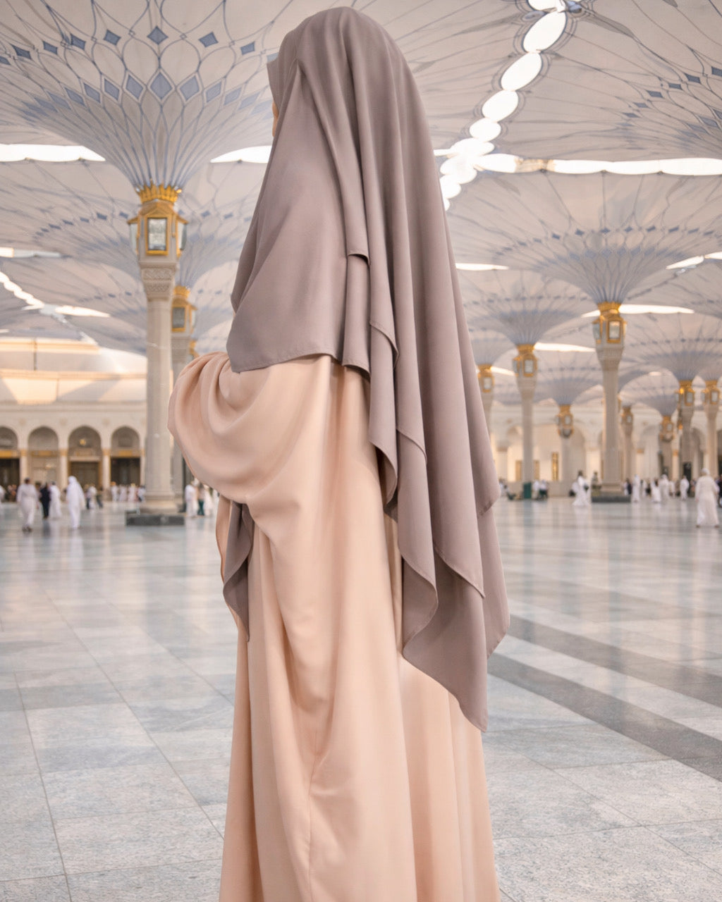 Khimar Rehab – Élégance et Modestie en Soie de Médine