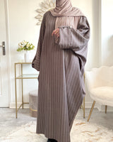 Abaya Rayée Dana – Élégance Moderne pour la Femme Musulmane