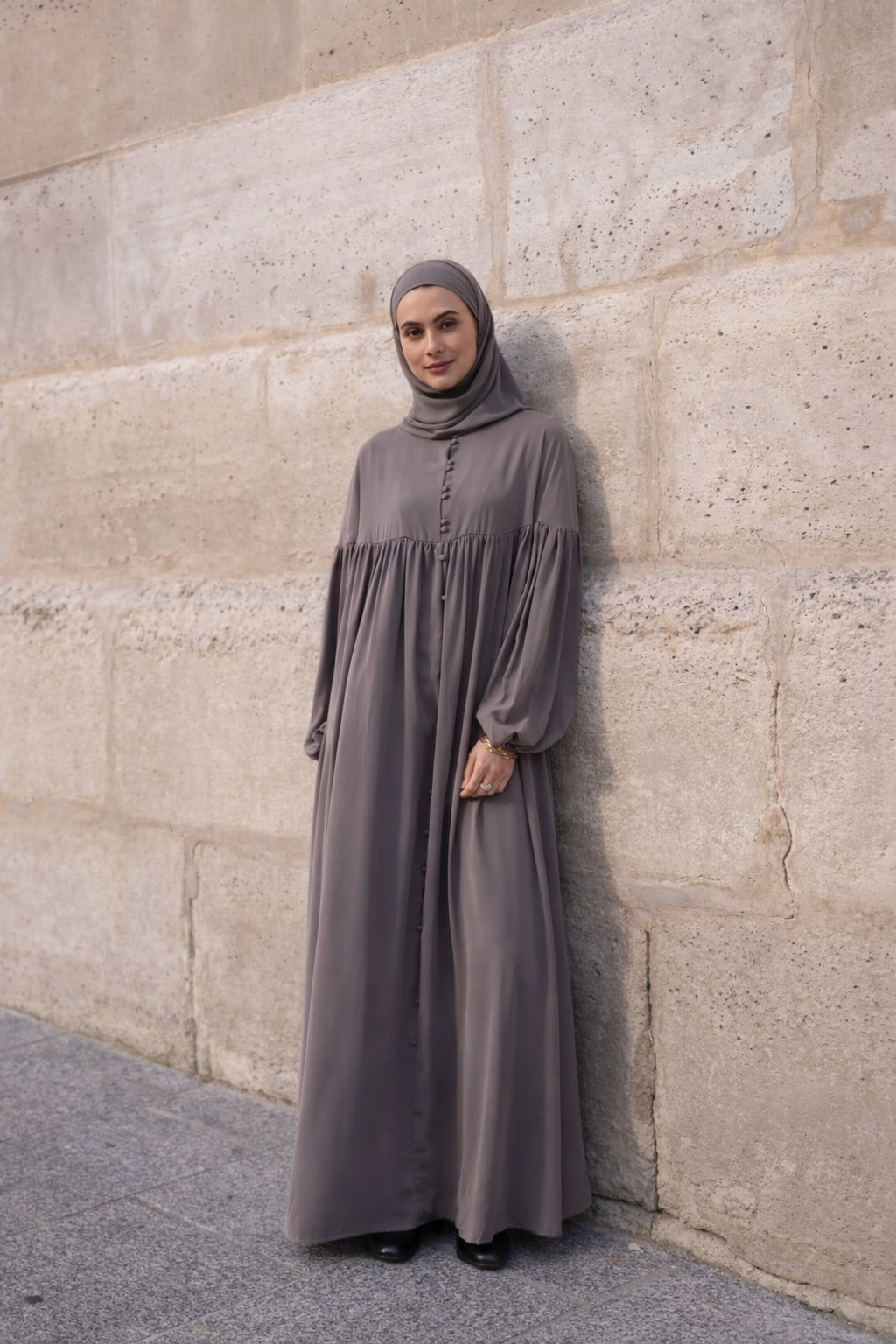 Abaya Alya en Soie de Médine – Élégance Pudique et Raffinée