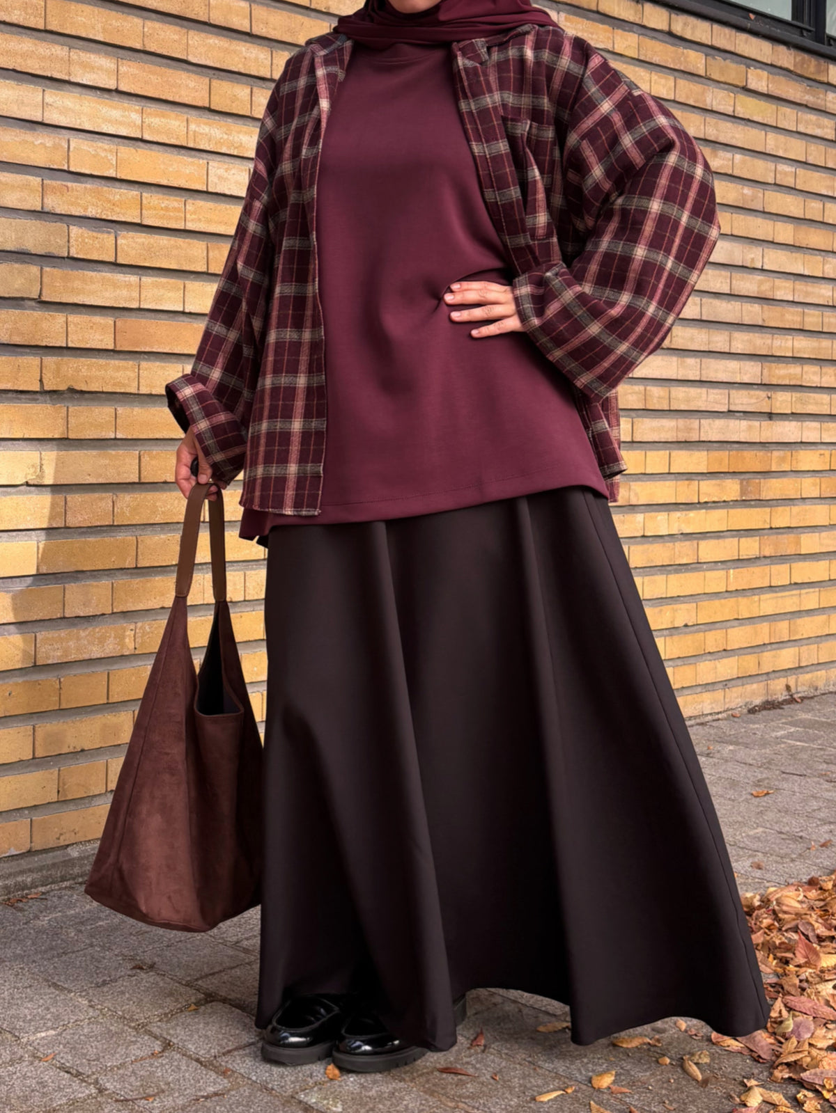 Jupe longue évasée avec ceinture – Noir & Bordeaux