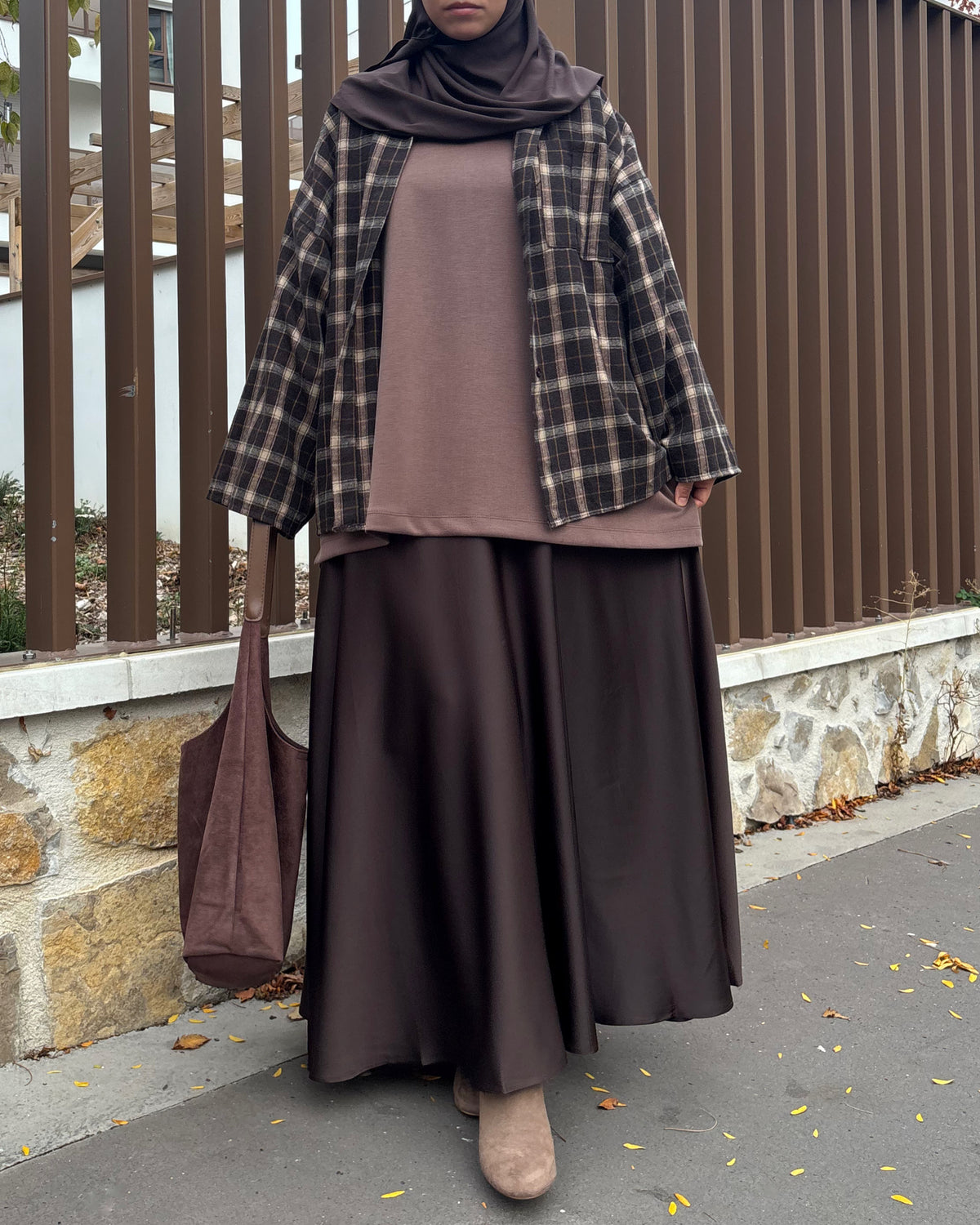 Jupe longue évasée satinée ceinturée – Marron chocolat