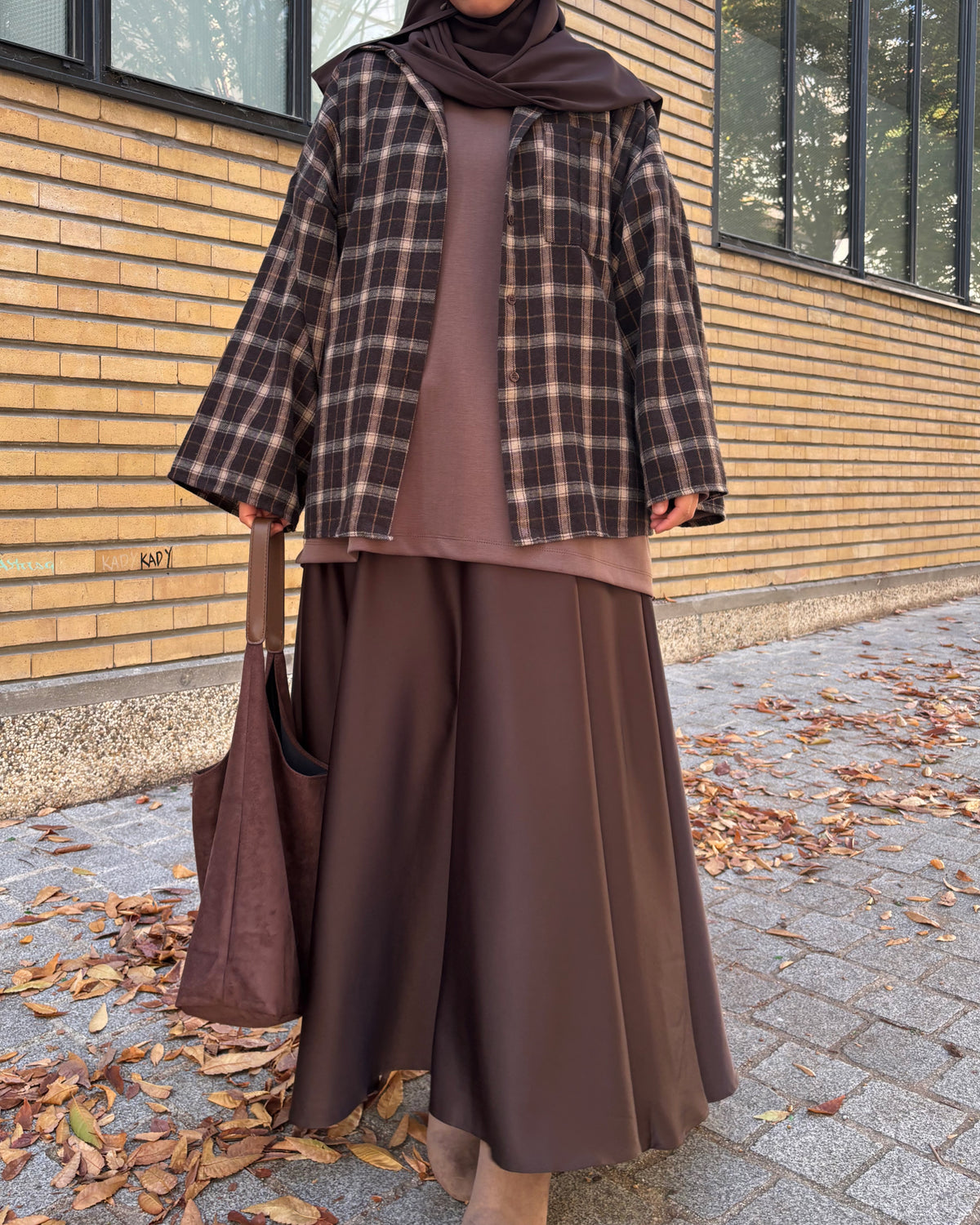 Jupe longue évasée satinée ceinturée – Marron chocolat