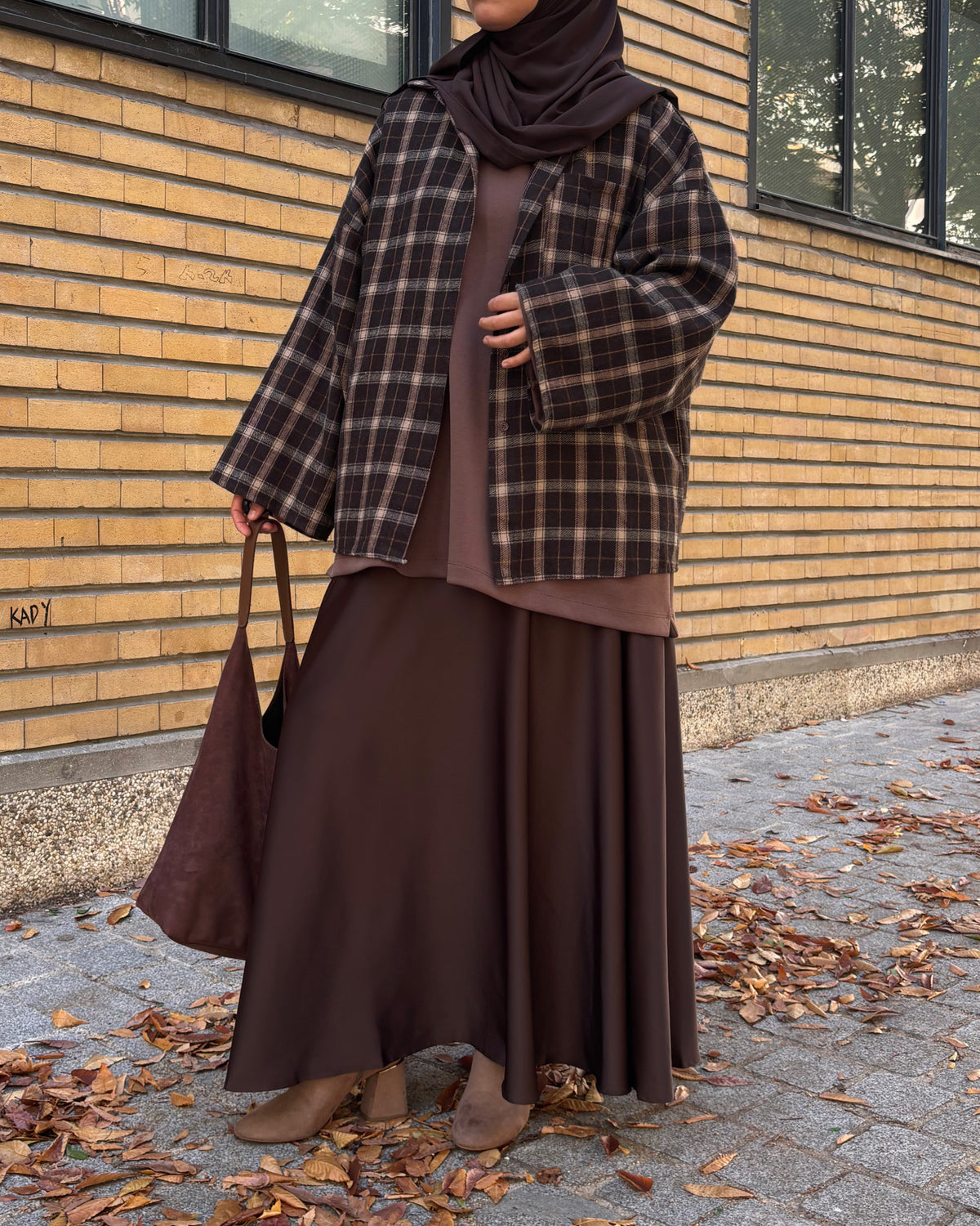 Jupe longue évasée satinée ceinturée – Marron chocolat