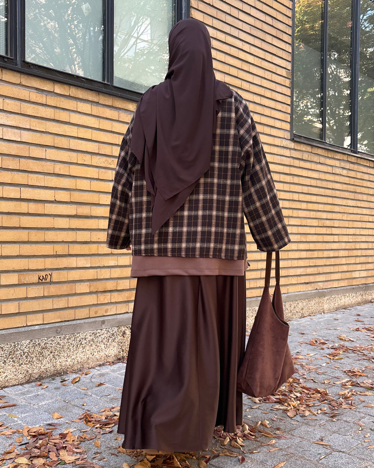 Jupe longue évasée satinée ceinturée – Marron chocolat