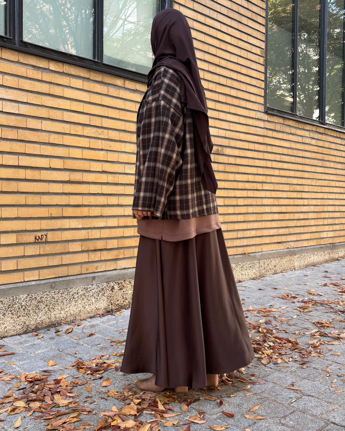 Jupe longue évasée satinée ceinturée – Marron chocolat