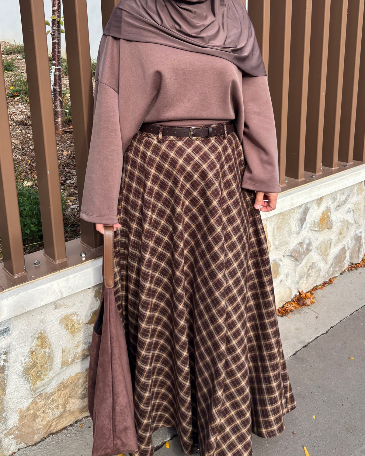 Jupe longue évasée à carreaux marron avec ceinture