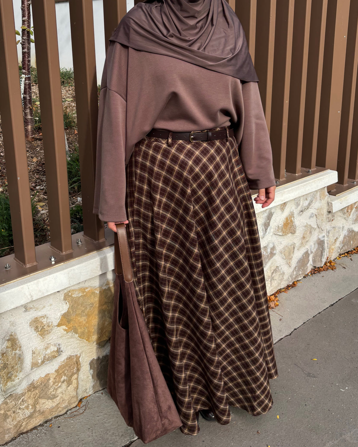 Jupe longue évasée à carreaux marron avec ceinture